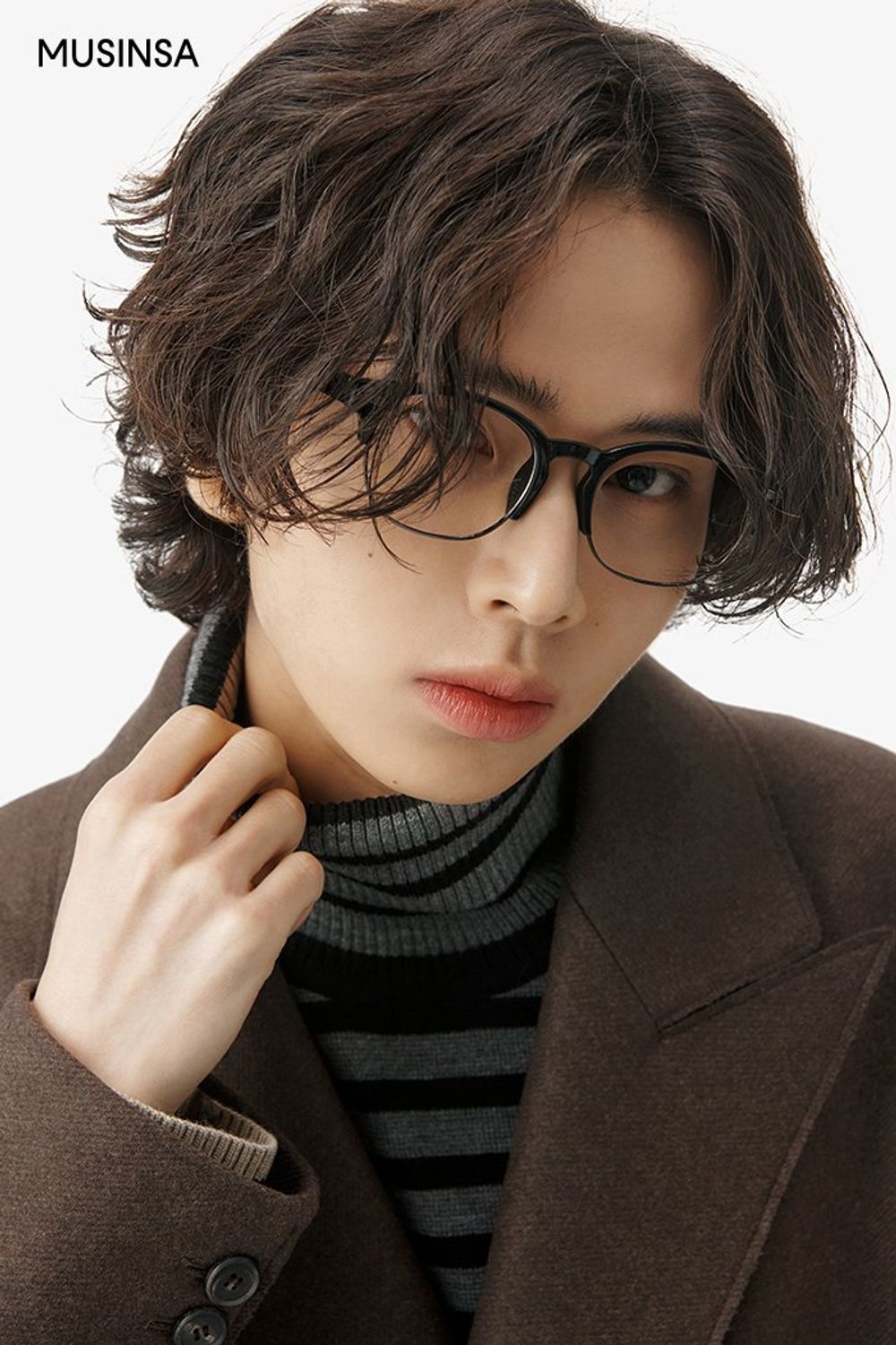 오버사이즈 핏 코트에 스트라이프 탑과 데님 팬츠를 조합한 코디네이션 #오버핏 #스트라이프 #와이드핏 #레더 #겨울 #댄디 #더블코트