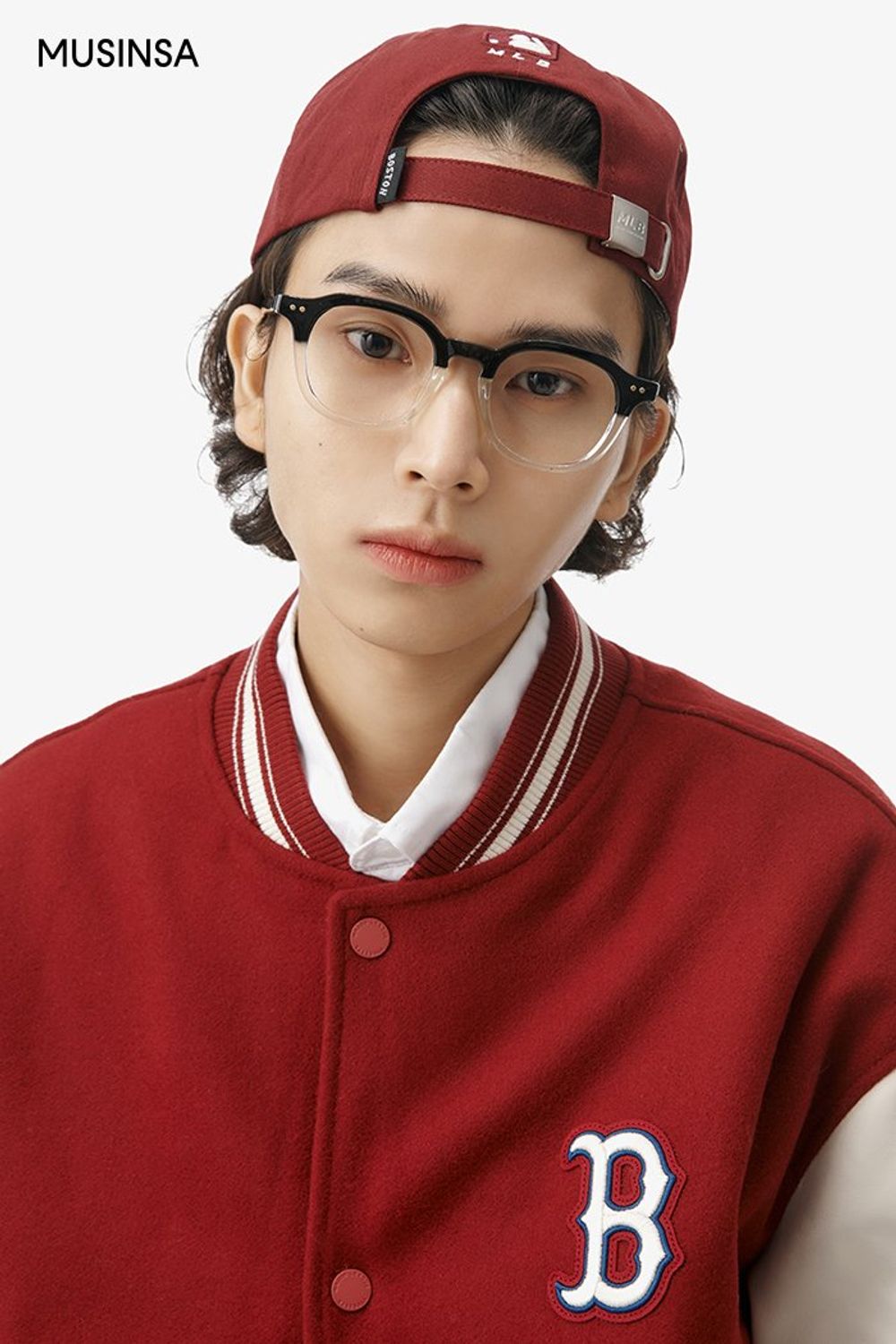 와인 컬러 바시티 재킷에 셔츠와 코튼 팬츠를 코디한 캐주얼 룩 #컬러포인트 #캠퍼스 #심볼 #와펜 #키높이 #겨울 #캐주얼 #바시티자켓
