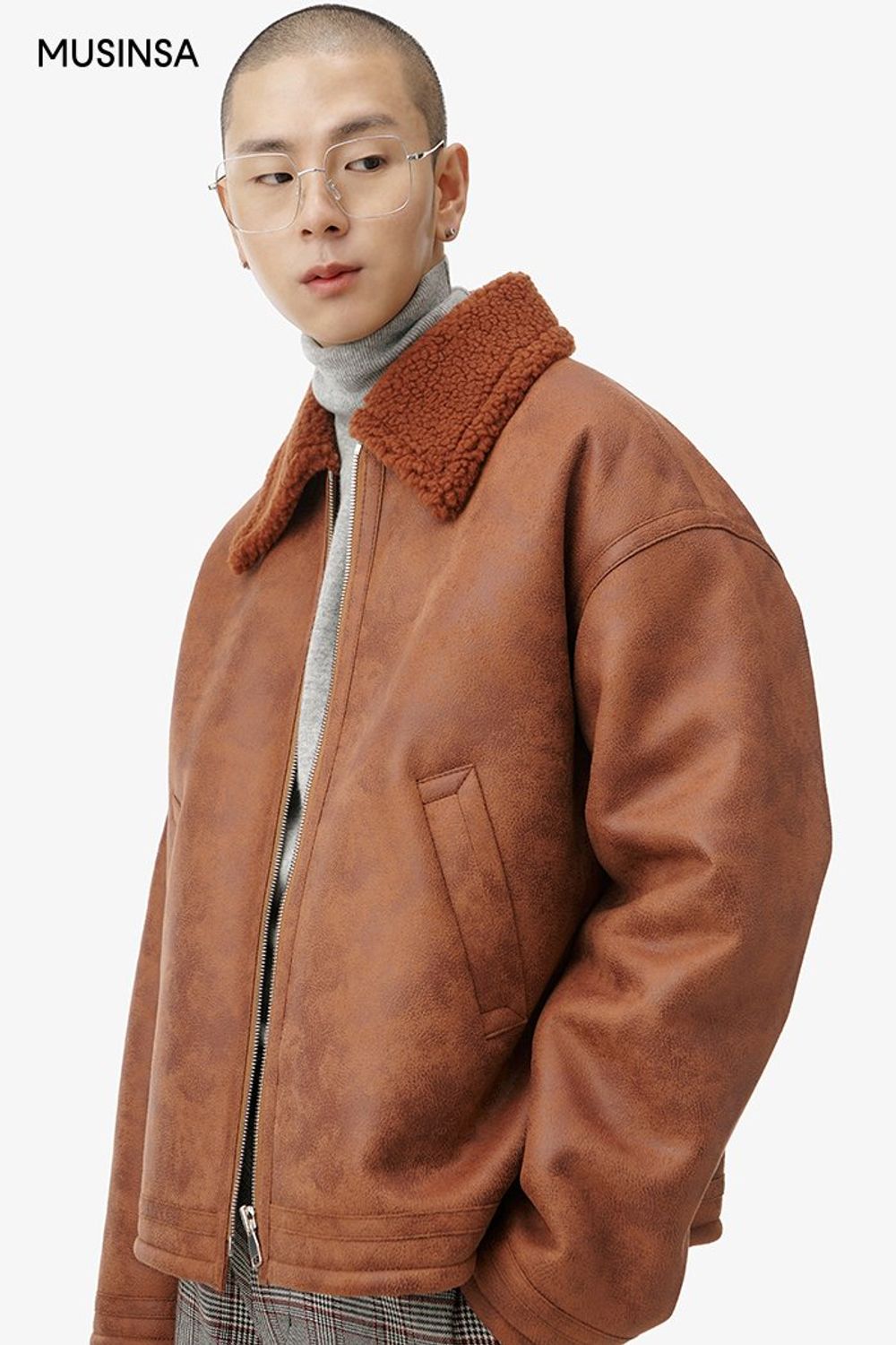 카멜 컬러 무스탕에 터틀넥 니트와 체크 패턴 슬랙스를 매치해 마무리한 댄디 룩 #데이트 #레더 #겨울 #댄디 #캐시미어 #무스탕