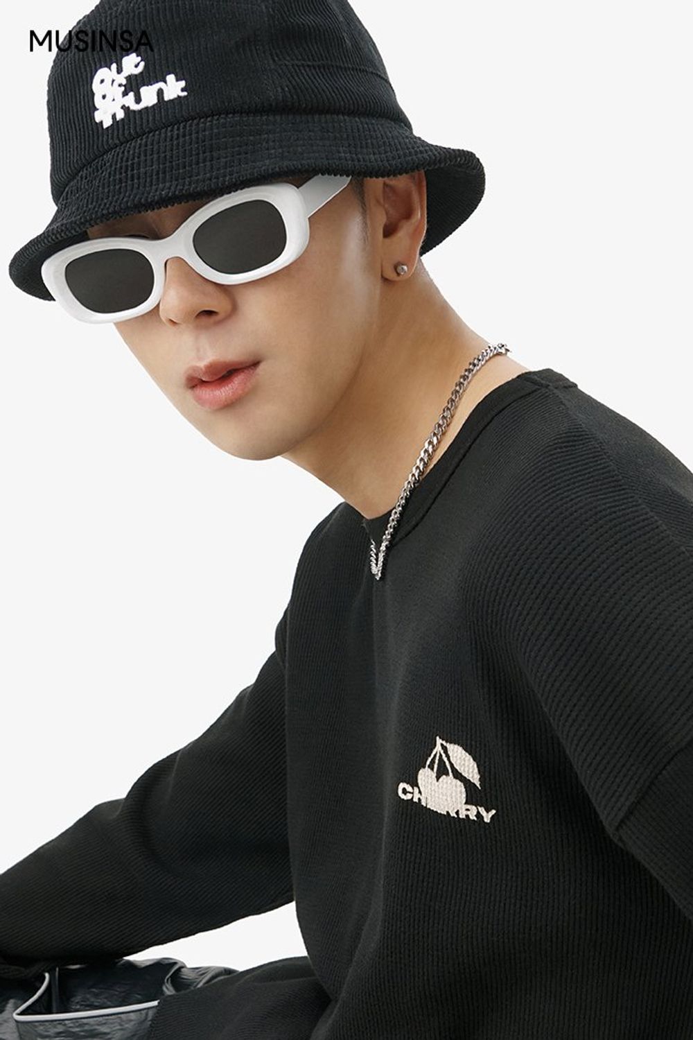 레터링 포인트 긴소매 티셔츠와 라인 디테일 조거 팬츠를 매치하고 패딩 베스트를 걸쳐 마무리한 스트릿 룩 #유니크 #레터링 #컬러포인트 #페이즐리 #겨울 #스트릿