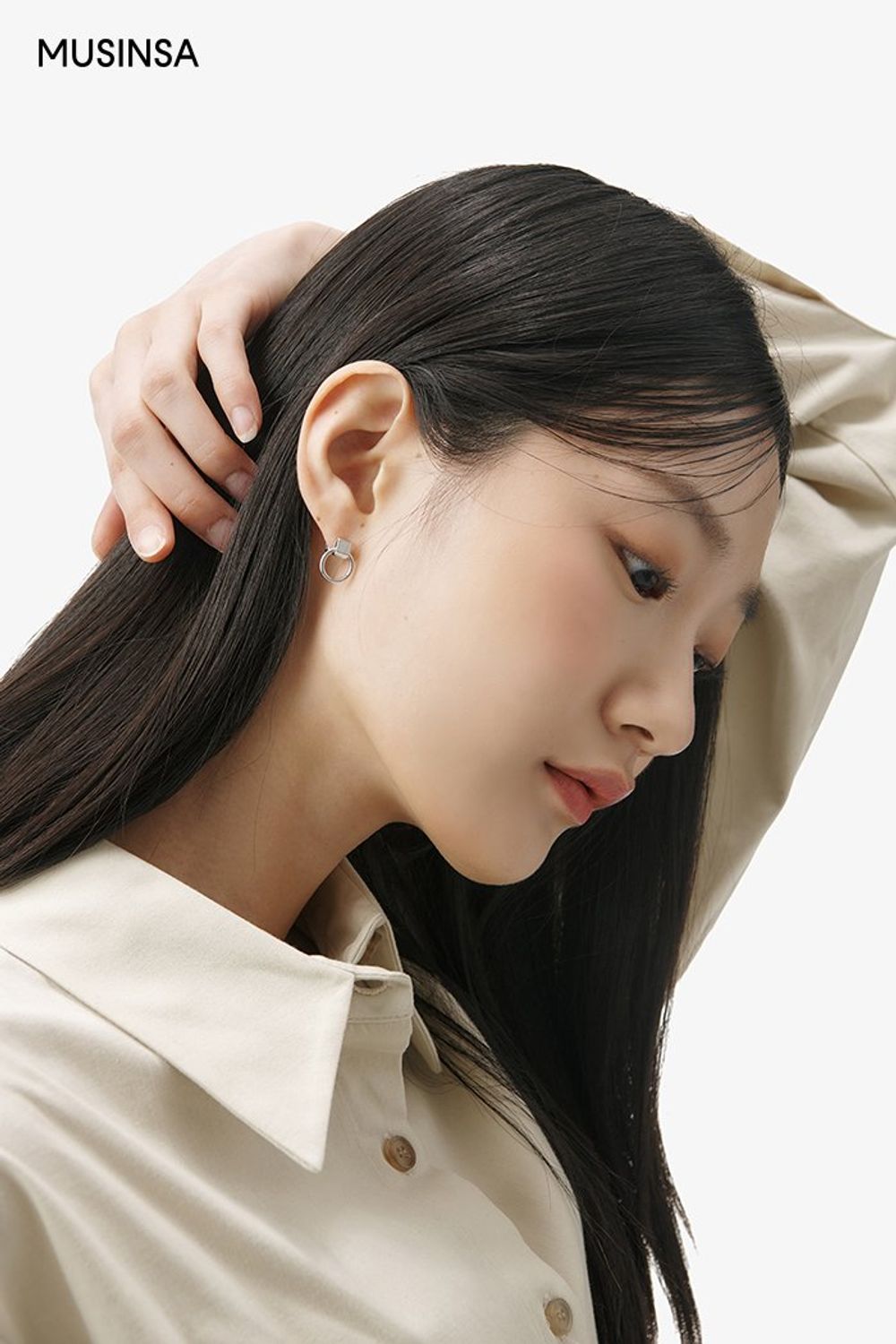 베이지 셔츠와 데님 팬츠를 매치하고 싱글 코트를 걸쳐 마무리한 포멀 룩 #체크 #출근룩 #얼죽코 #겨울 #비즈니스캐주얼 #포멀 #싱글코트