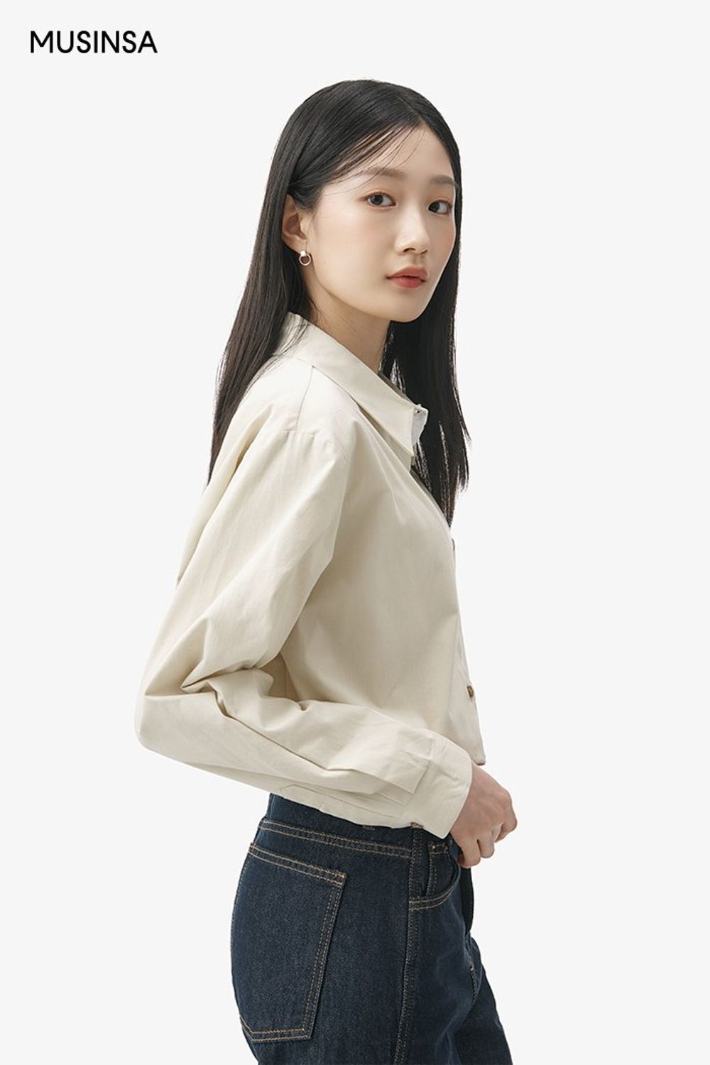 베이지 셔츠와 데님 팬츠를 매치하고 싱글 코트를 걸쳐 마무리한 포멀 룩 #체크 #출근룩 #얼죽코 #겨울 #비즈니스캐주얼 #포멀 #싱글코트