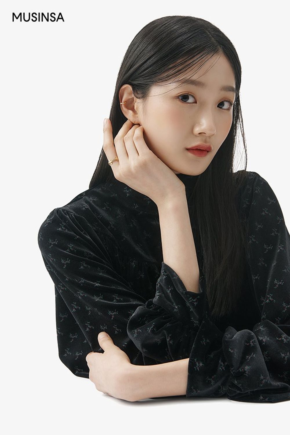 플라워 패턴이 매력적인 벨벳 원피스에 더블 코트를 걸쳐 마무리한 데이트 룩 #플라워 #얼죽코 #데이트 #키높이 #퍼프소매 #겨울 #걸리시 #벨벳 #더블코트
