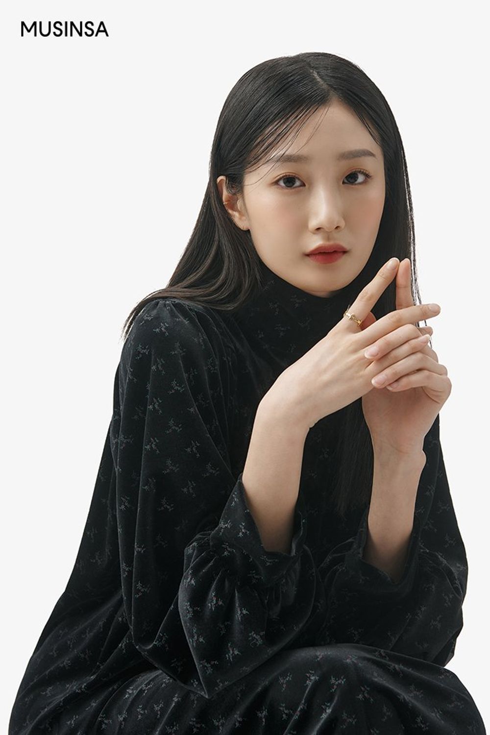 플라워 패턴이 매력적인 벨벳 원피스에 더블 코트를 걸쳐 마무리한 데이트 룩 #플라워 #얼죽코 #데이트 #키높이 #퍼프소매 #겨울 #걸리시 #벨벳 #더블코트