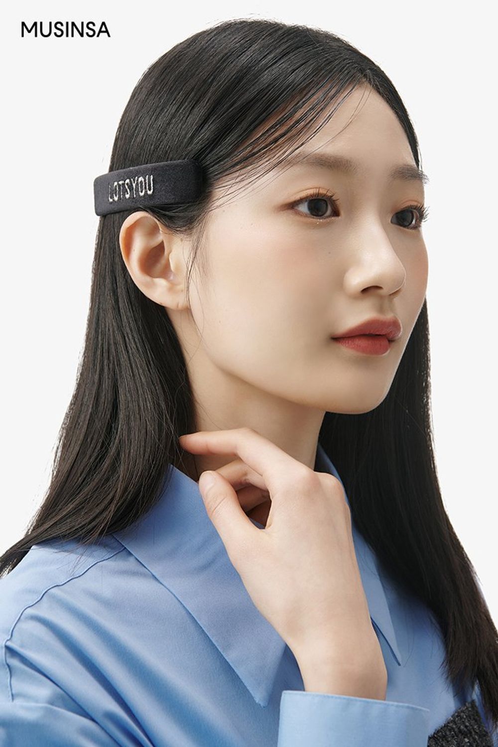 스트라이프 패턴이 돋보이는 베스트와 숏 팬츠를 매치하고 싱글 코트를 걸쳐 완성한 걸리시 룩 #귀여운 #스트라이프 #레이어드룩 #얼죽코 #여친룩 #겨울 #걸리시 #로고