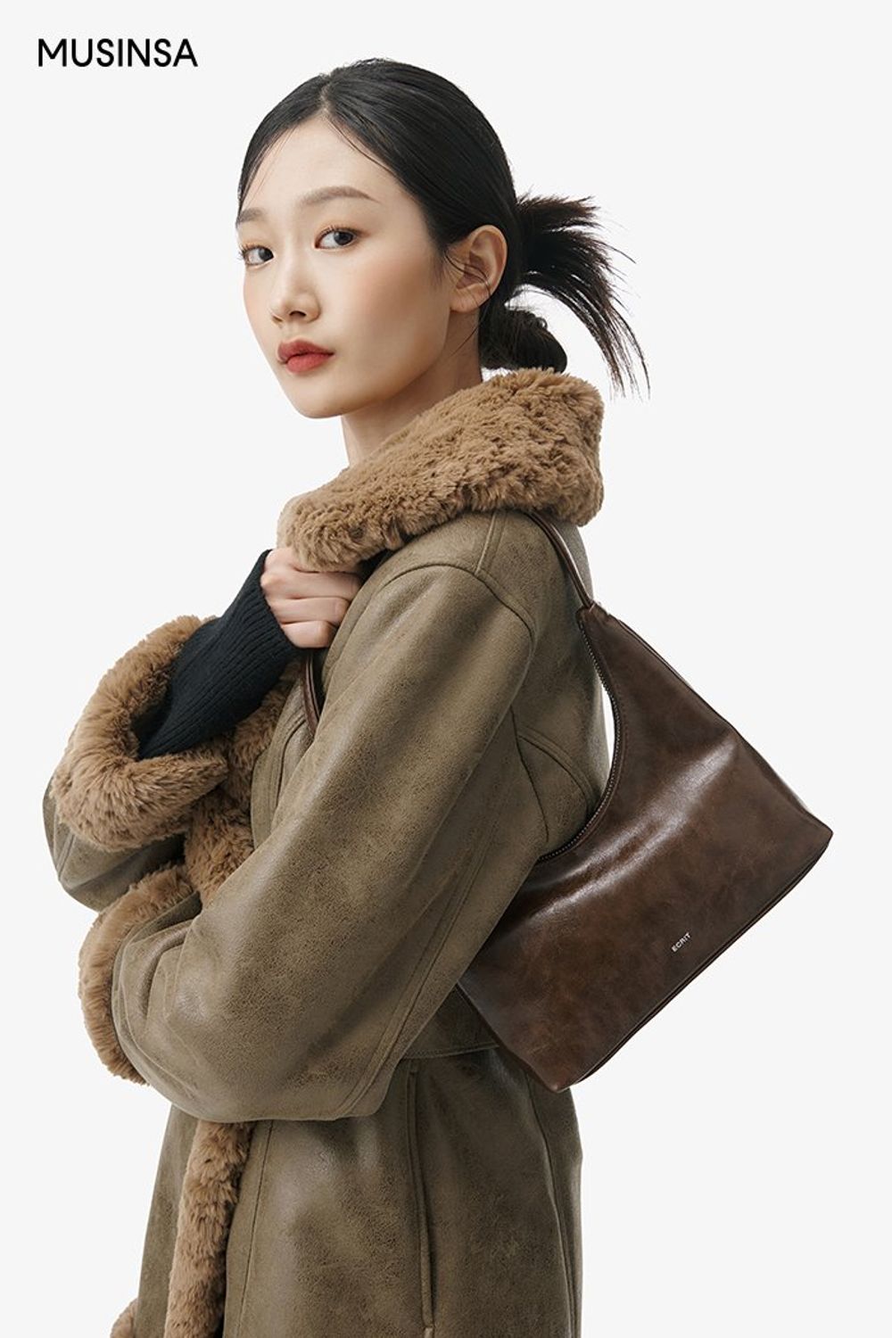 무톤 재킷과 부츠 컷 팬츠로 연출한 시크 룩 #겨울 #시크