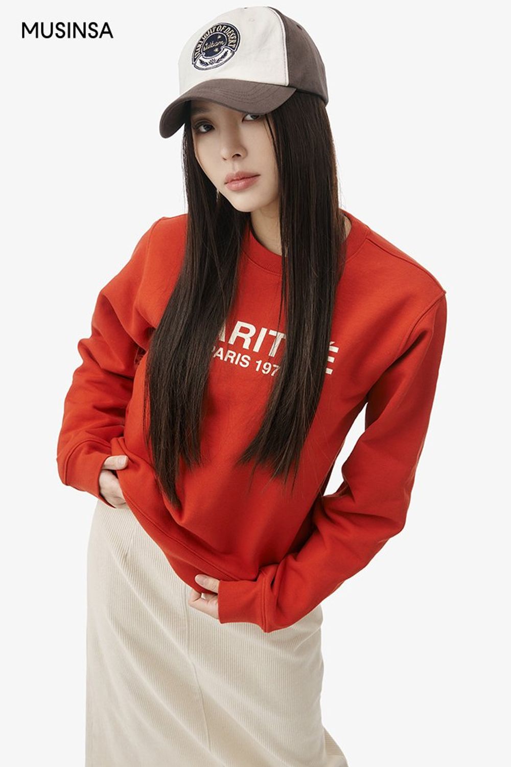 레드 컬러가 돋보이는 스웨트셔츠와 코듀로이 스커트의 조합으로 완성한 캐주얼 룩 #로고플레이 #컬러포인트 #컬러블록 #코듀로이 #슬릿 #맥시 #겨울 #캐주얼