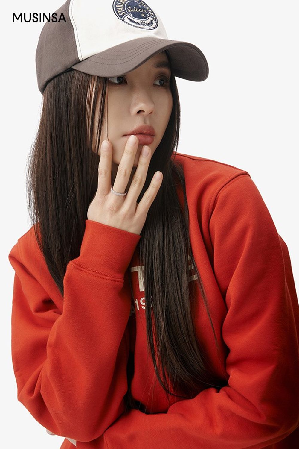 레드 컬러가 돋보이는 스웨트셔츠와 코듀로이 스커트의 조합으로 완성한 캐주얼 룩 #로고플레이 #컬러포인트 #컬러블록 #코듀로이 #슬릿 #맥시 #겨울 #캐주얼