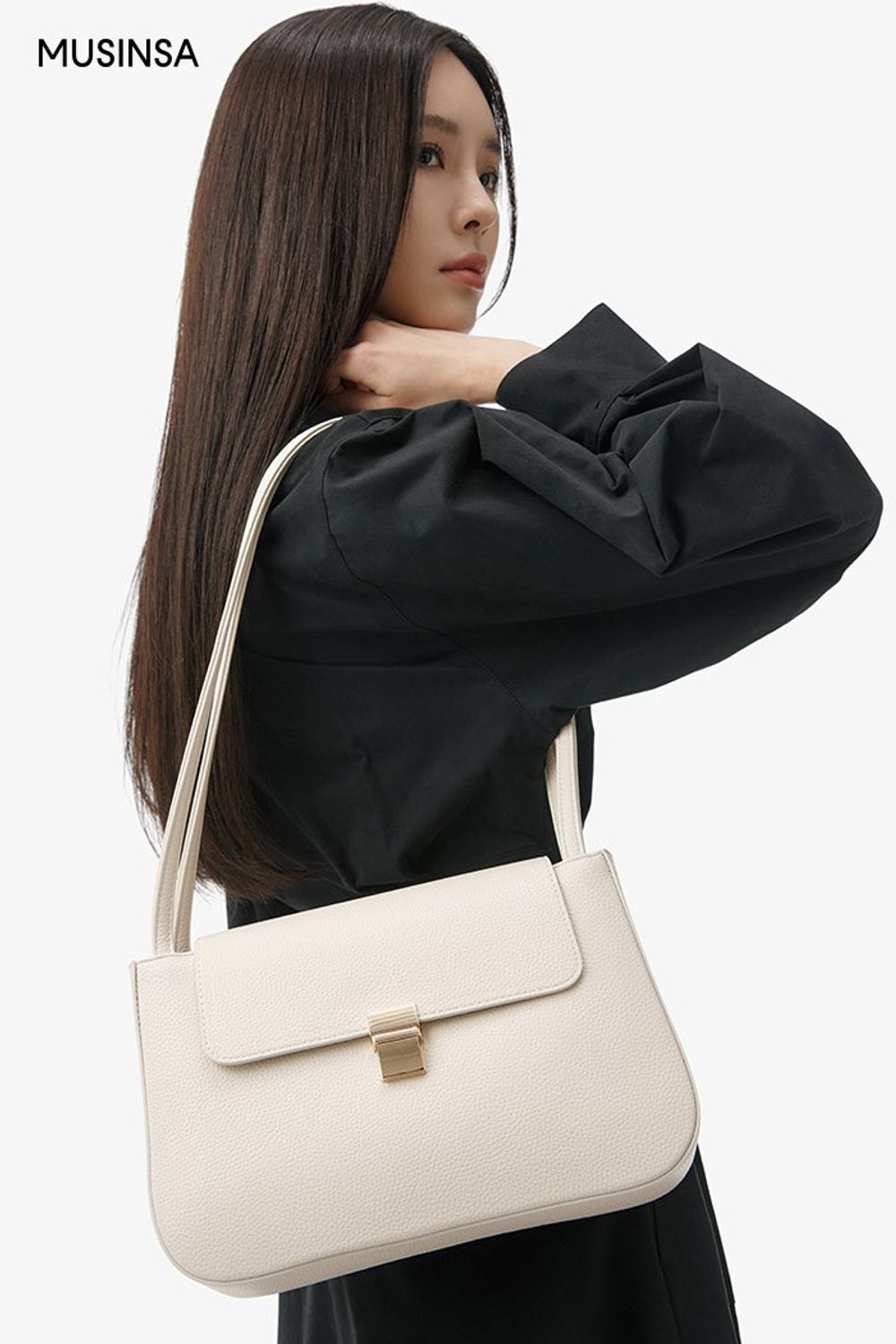 집업 디테일의 원피스와 퍼 재킷, 롱부츠로 연출한 로맨틱 룩 #데이트 #맥시 #노카라 #겨울 #로맨틱 #롱부츠 #퍼재킷