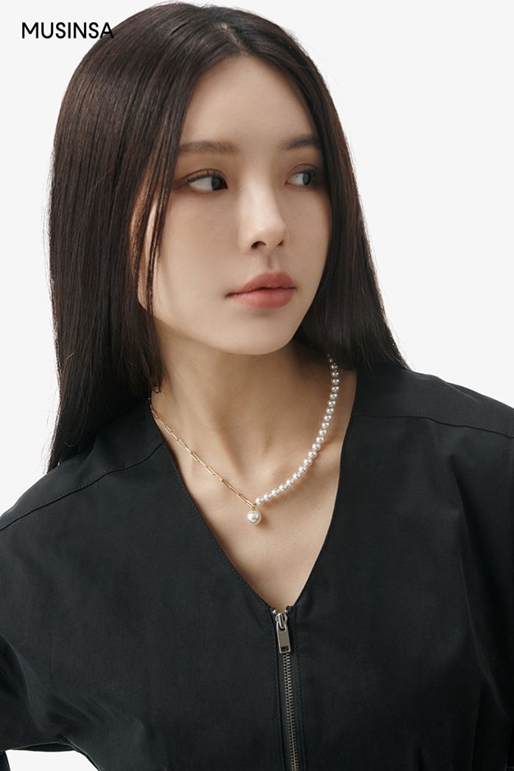 집업 디테일의 원피스와 퍼 재킷, 롱부츠로 연출한 로맨틱 룩 #데이트 #맥시 #노카라 #겨울 #로맨틱 #롱부츠 #퍼재킷
