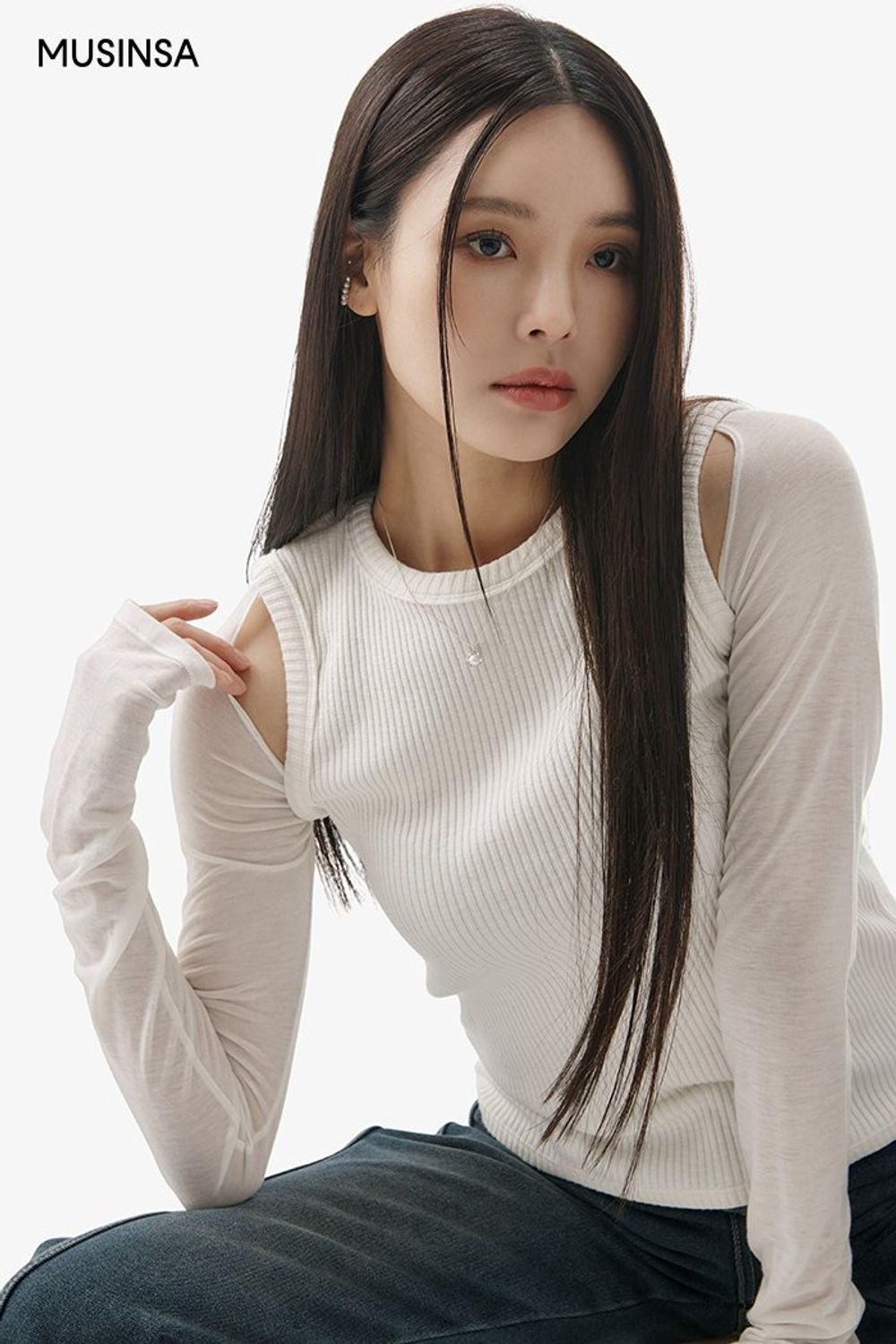 컷아웃 디테일이 돋보이는 탑과 데님 팬츠, 무톤 재킷으로 연출한 시크 룩 #부츠컷 #워싱 #컷아웃 #겨울 #시크 #무스탕 #웨스턴부츠