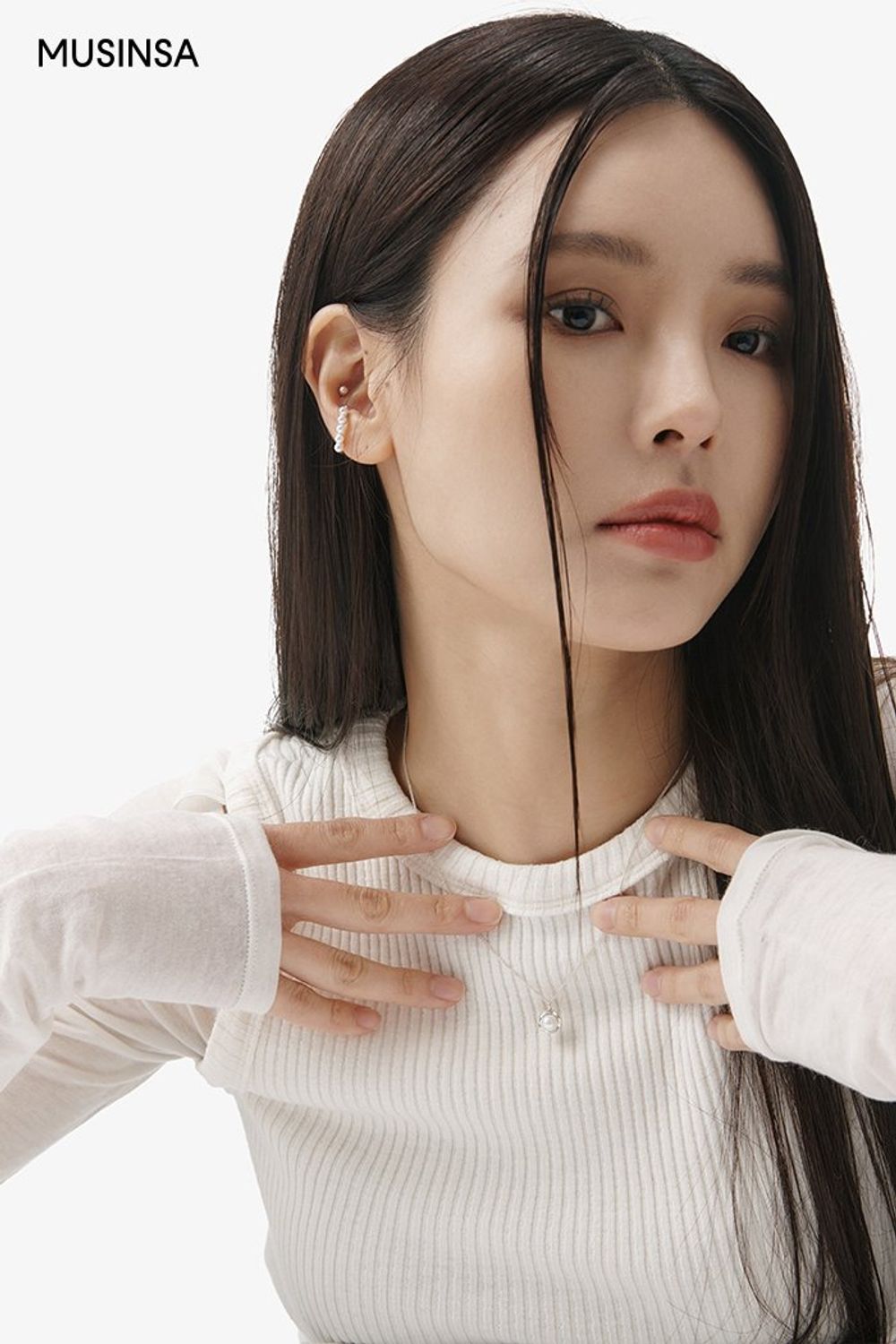 컷아웃 디테일이 돋보이는 탑과 데님 팬츠, 무톤 재킷으로 연출한 시크 룩 #부츠컷 #워싱 #컷아웃 #겨울 #시크 #무스탕 #웨스턴부츠