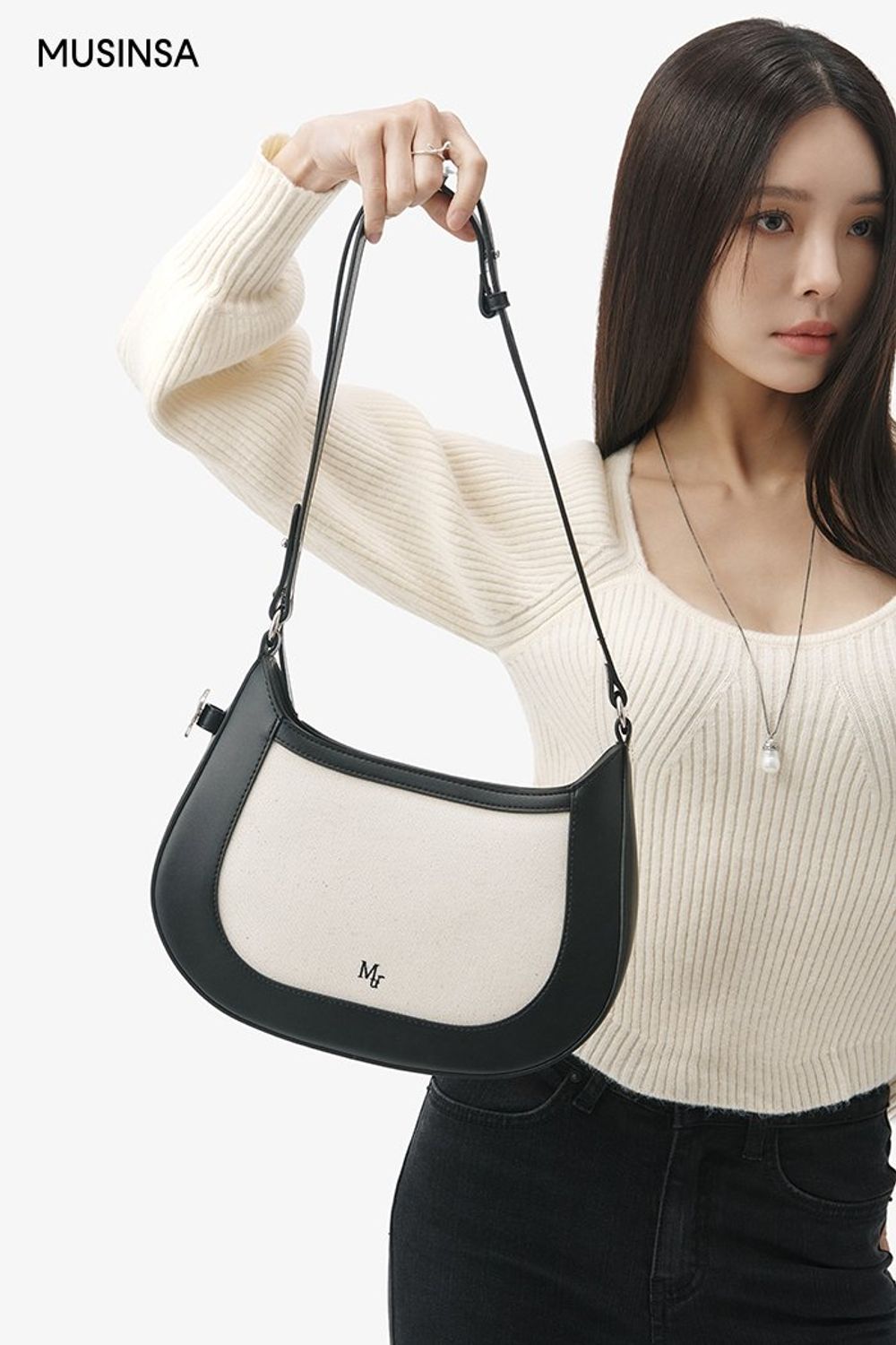 매력적인 실루엣의 탑과 부츠 컷 팬츠를 매치한 시크 룩 #데이트 #부츠컷 #스퀘어넥 #겨울 #시크 #무스탕