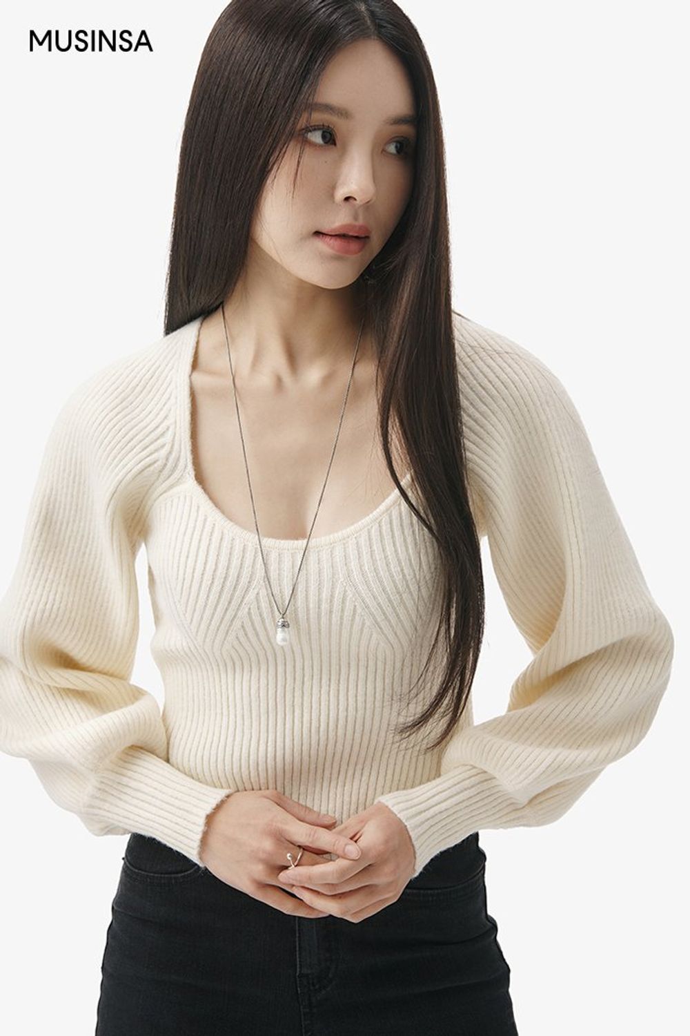 매력적인 실루엣의 탑과 부츠 컷 팬츠를 매치한 시크 룩 #데이트 #부츠컷 #스퀘어넥 #겨울 #시크 #무스탕