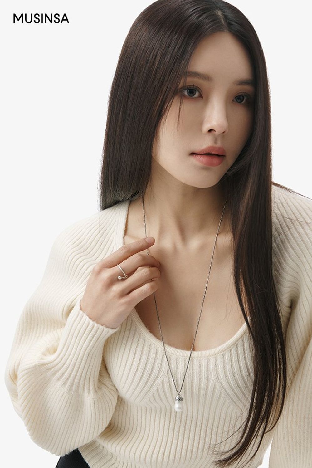 매력적인 실루엣의 탑과 부츠 컷 팬츠를 매치한 시크 룩 #데이트 #부츠컷 #스퀘어넥 #겨울 #시크 #무스탕