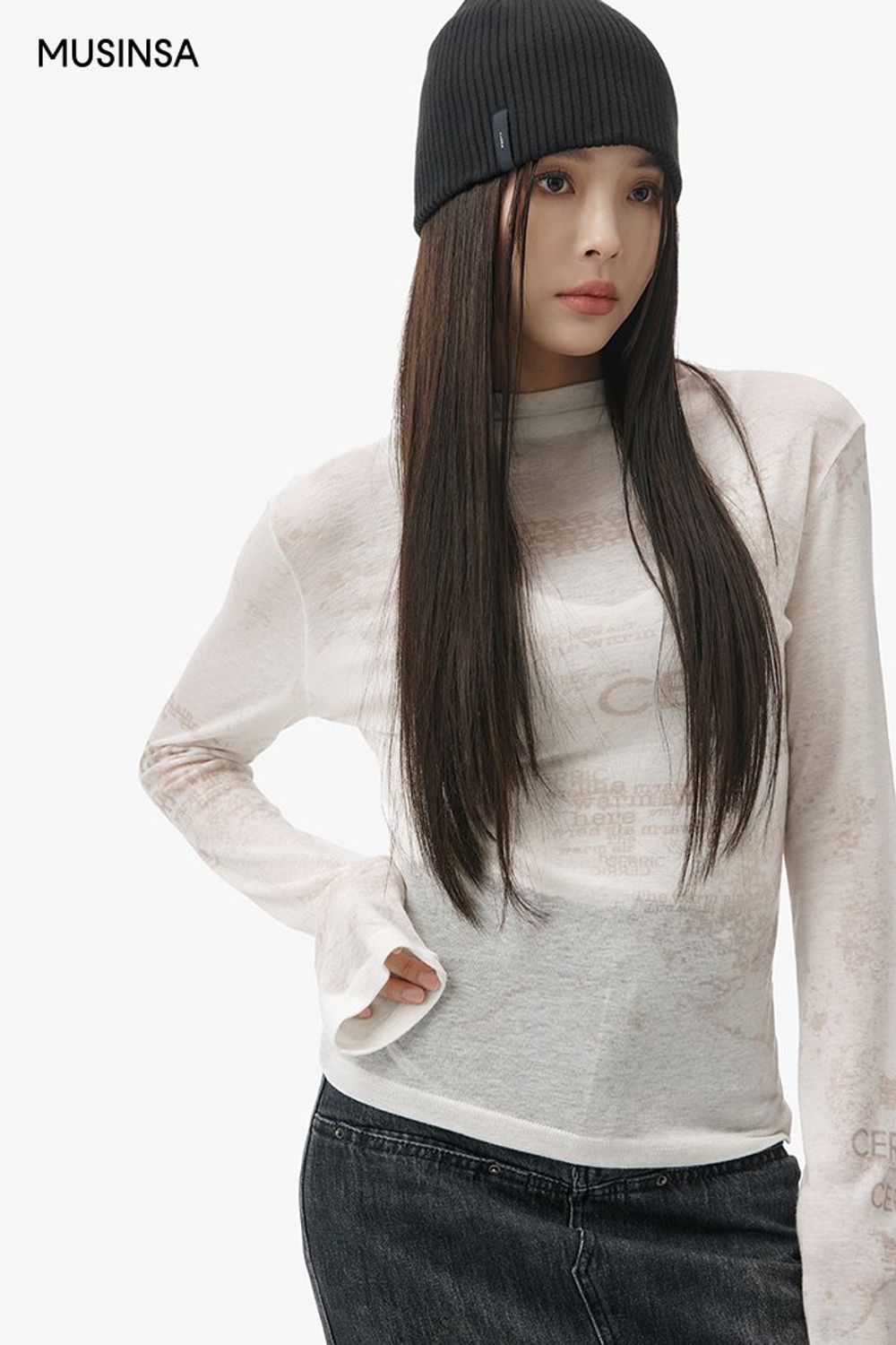 그래픽 티셔츠에 맥시스커트를 매치한 후 비니로 멋을 낸 캐주얼 룩 #그래픽 #모노톤 #워싱 #맥시 #겨울 #캐주얼 #무스탕
