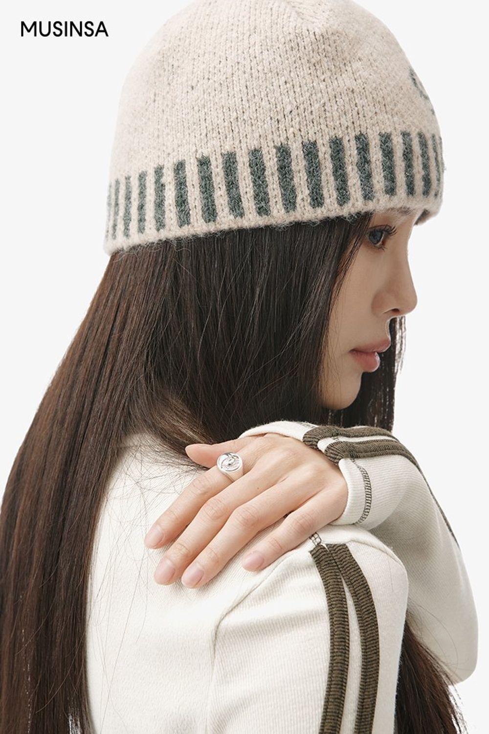배색 디테일의 탑과 아일릿 포인트 팬츠를 매치한 후 비니로 스타일을 더한 스트릿 룩 #심볼 #부츠컷 #컬러블록 #스티치 #겨울 #스트릿 #아일렛