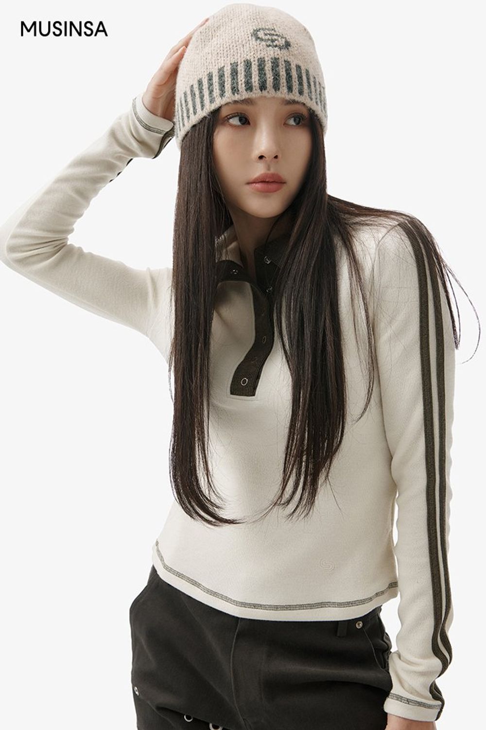 배색 디테일의 탑과 아일릿 포인트 팬츠를 매치한 후 비니로 스타일을 더한 스트릿 룩 #심볼 #부츠컷 #컬러블록 #스티치 #겨울 #스트릿 #아일렛