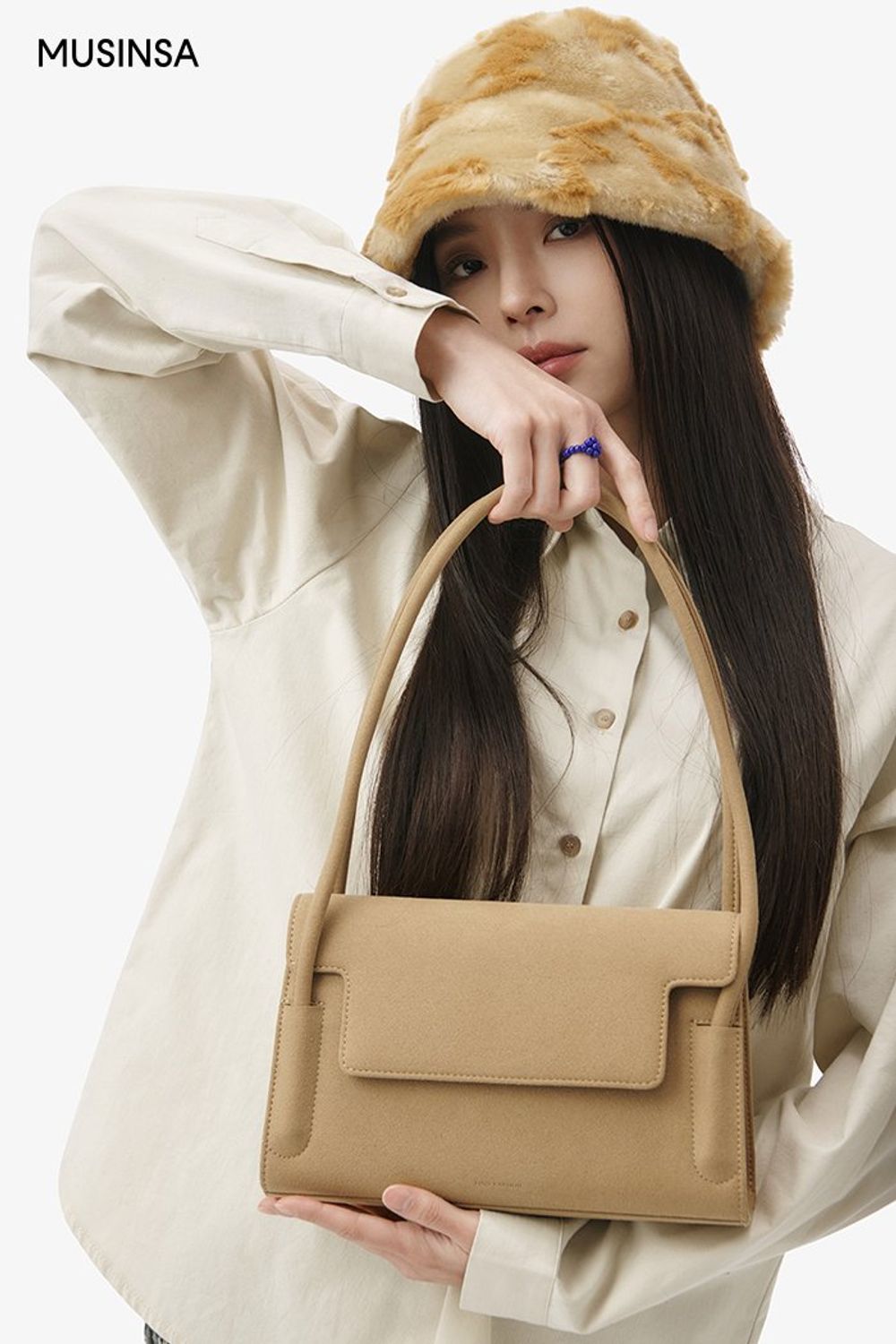 베이지 셔츠에 미니스커트를 매치한 후 로퍼로 완성한 걸리시 룩 #뉴트럴톤 #짧치 #여친룩 #키높이 #겨울 #걸리시 #싱글코트 #퍼모자 #레그워머