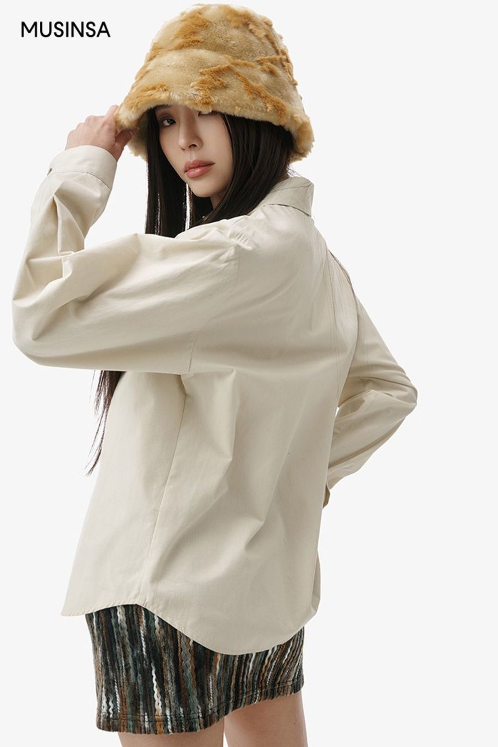 베이지 셔츠에 미니스커트를 매치한 후 로퍼로 완성한 걸리시 룩 #뉴트럴톤 #짧치 #여친룩 #키높이 #겨울 #걸리시 #싱글코트 #퍼모자 #레그워머