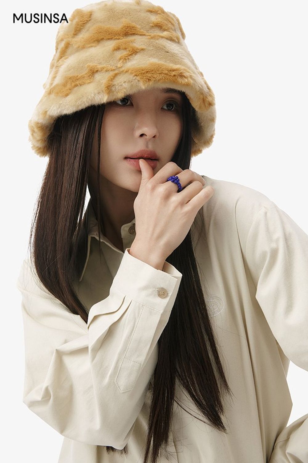 베이지 셔츠에 미니스커트를 매치한 후 로퍼로 완성한 걸리시 룩 #뉴트럴톤 #짧치 #여친룩 #키높이 #겨울 #걸리시 #싱글코트 #퍼모자 #레그워머