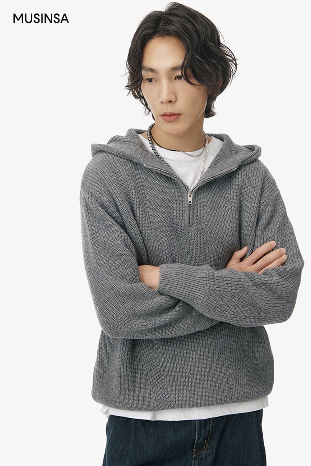 숏 패딩에 후드 니트를 매치하고 데님 팬츠를 더해 완성한 캐주얼 룩 #오버핏 #컬러블록 #핀턱 #겨울 #캐주얼