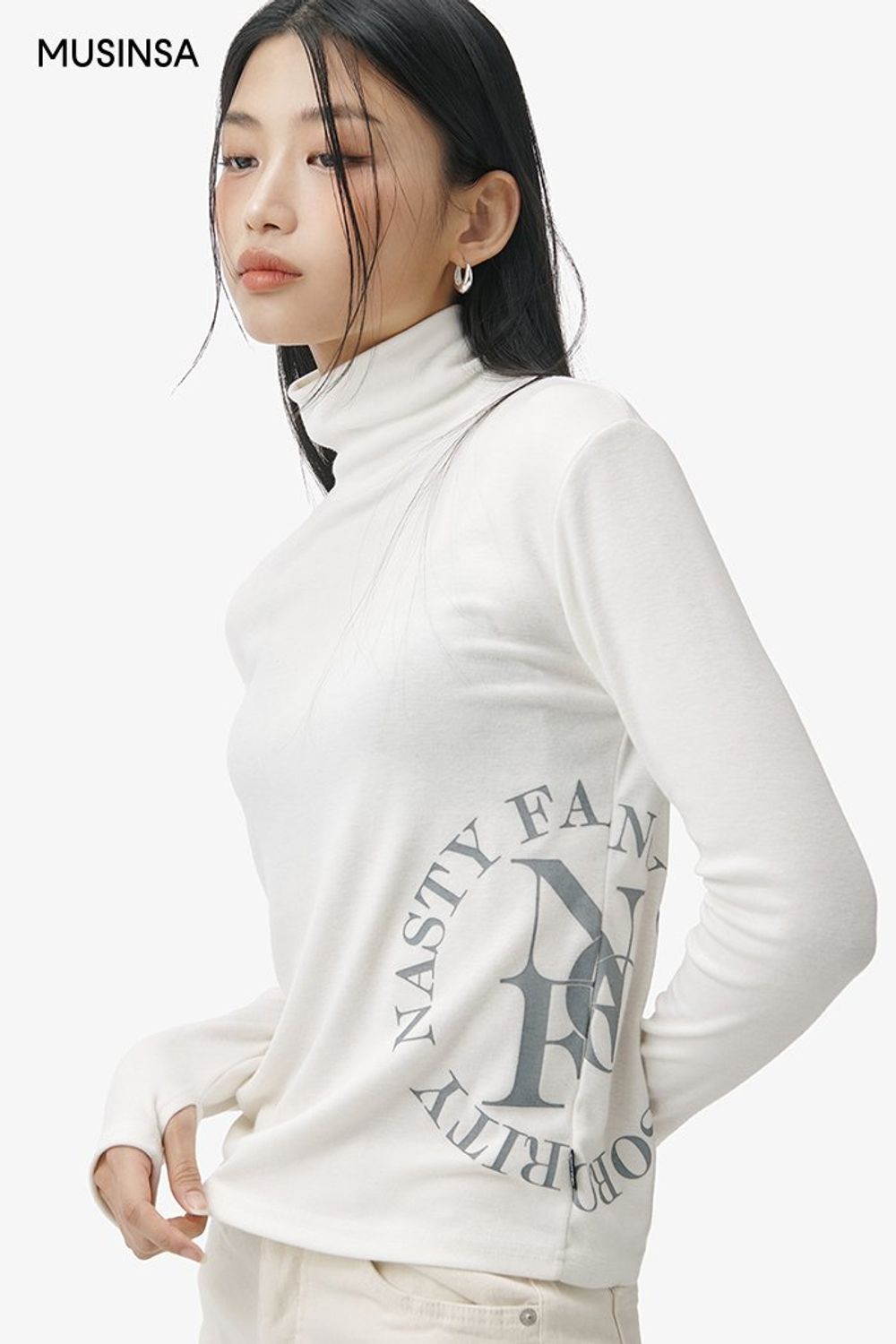 리버서블 디테일의 퍼 재킷과 코튼 팬츠, 레더 부츠의 조합이 돋보이는 시크 룩 #레터링 #뉴트럴톤 #리버서블 #겨울 #시크 #퍼재킷