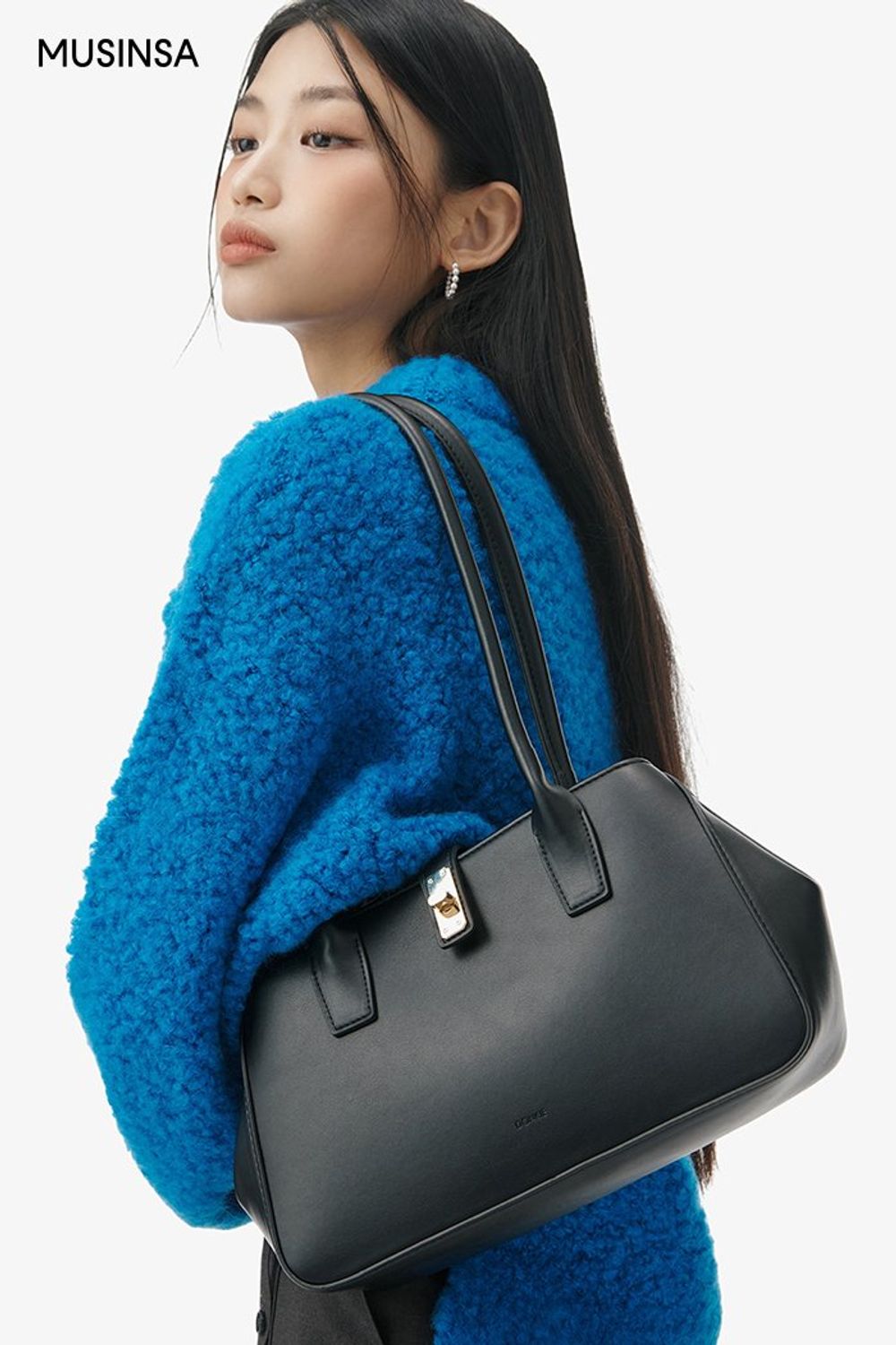 블루 컬러가 돋보이는 니트와 플리츠스커트, 싱글 코트로 스타일링한 로맨틱 룩 #컬러포인트 #데이트 #플리츠 #맥시 #겨울 #로맨틱 #싱글코트