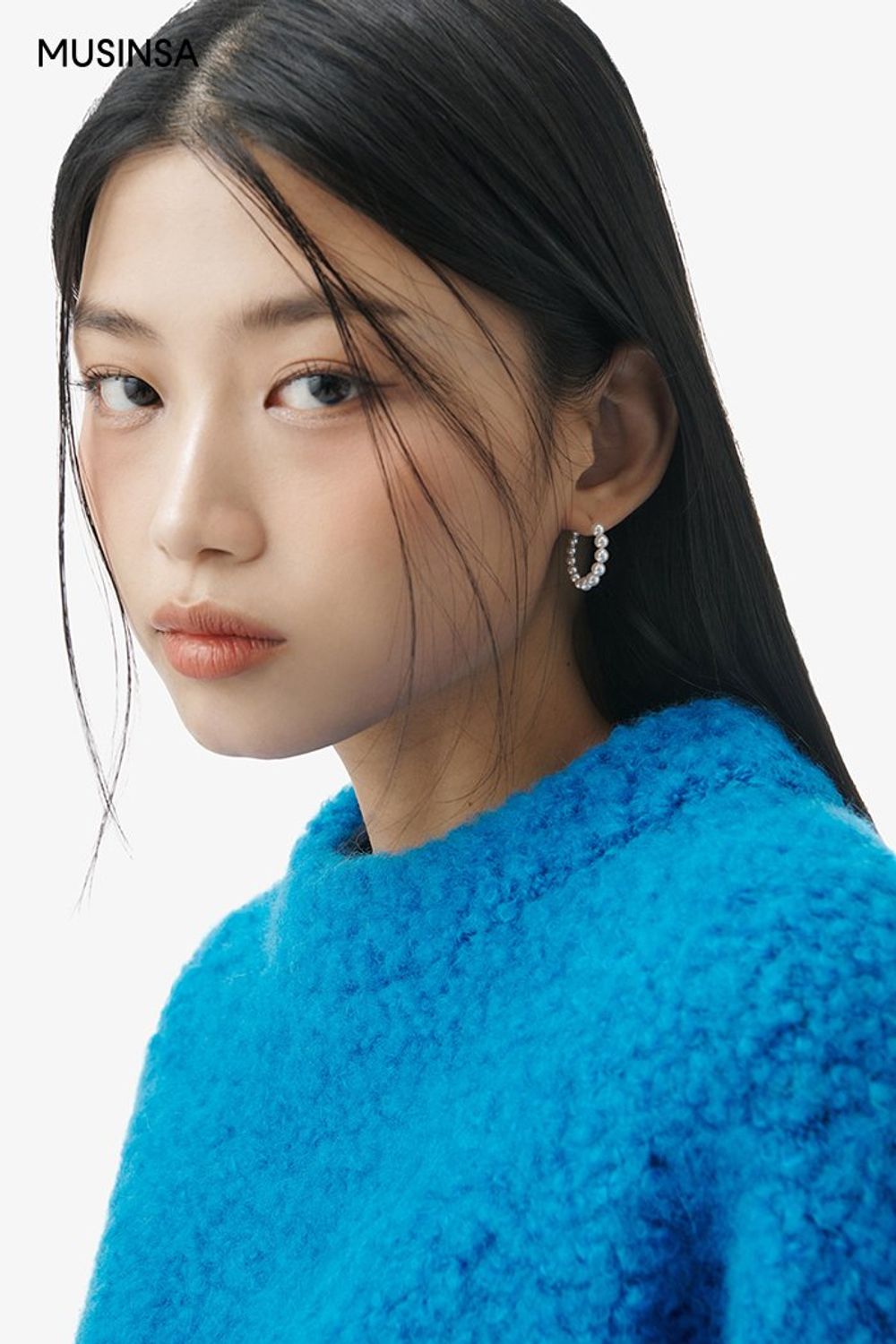 블루 컬러가 돋보이는 니트와 플리츠스커트, 싱글 코트로 스타일링한 로맨틱 룩 #컬러포인트 #데이트 #플리츠 #맥시 #겨울 #로맨틱 #싱글코트