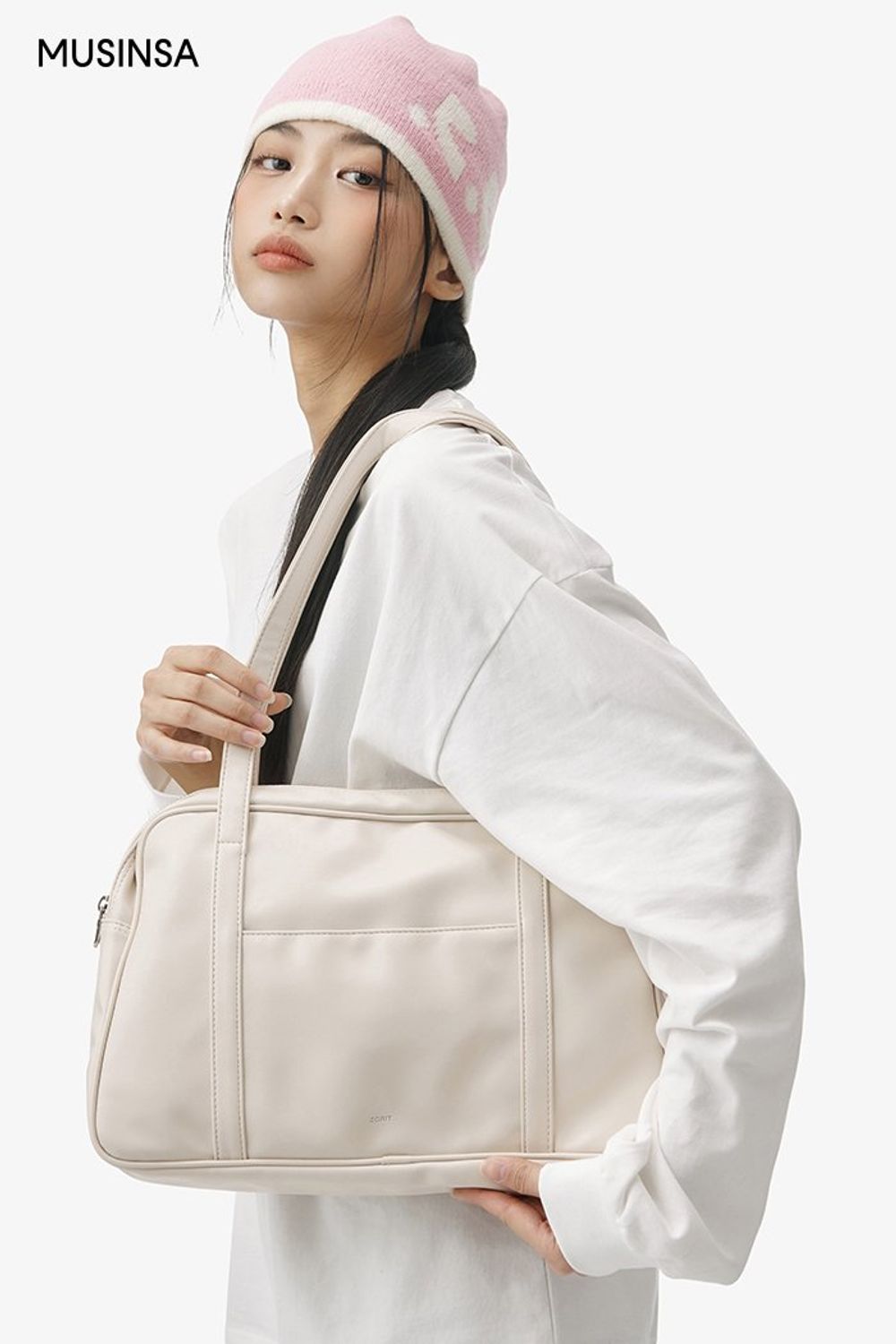 깔끔한 디자인의 플리스 코트와 티셔츠, 트레이닝 팬츠로 완성한 캐주얼 코디 #화사한 #심볼 #벨루어 #겨울 #캐주얼