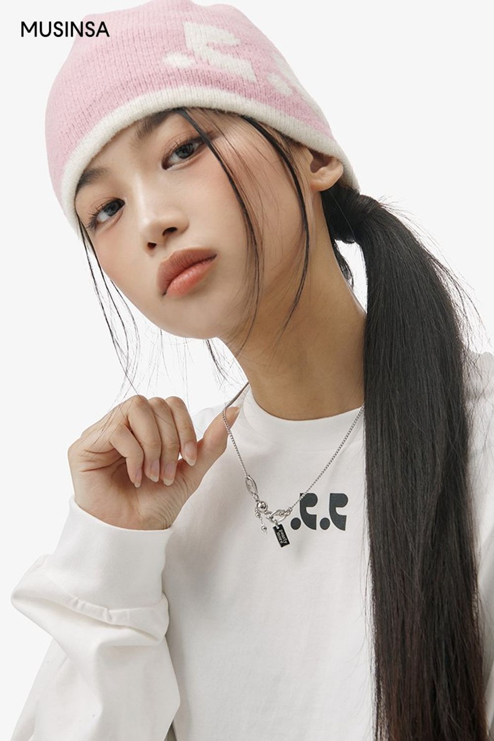 깔끔한 디자인의 플리스 코트와 티셔츠, 트레이닝 팬츠로 완성한 캐주얼 코디 #화사한 #심볼 #벨루어 #겨울 #캐주얼