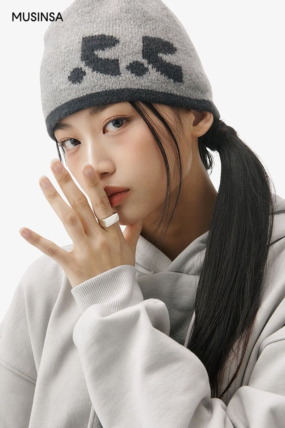 심벌 포인트의 후드 티셔츠와 데님 팬츠를 매치하고 스타디움 점퍼로 멋을 더한 캐주얼 룩 #심볼 #와이드핏 #워싱 #겨울 #캐주얼