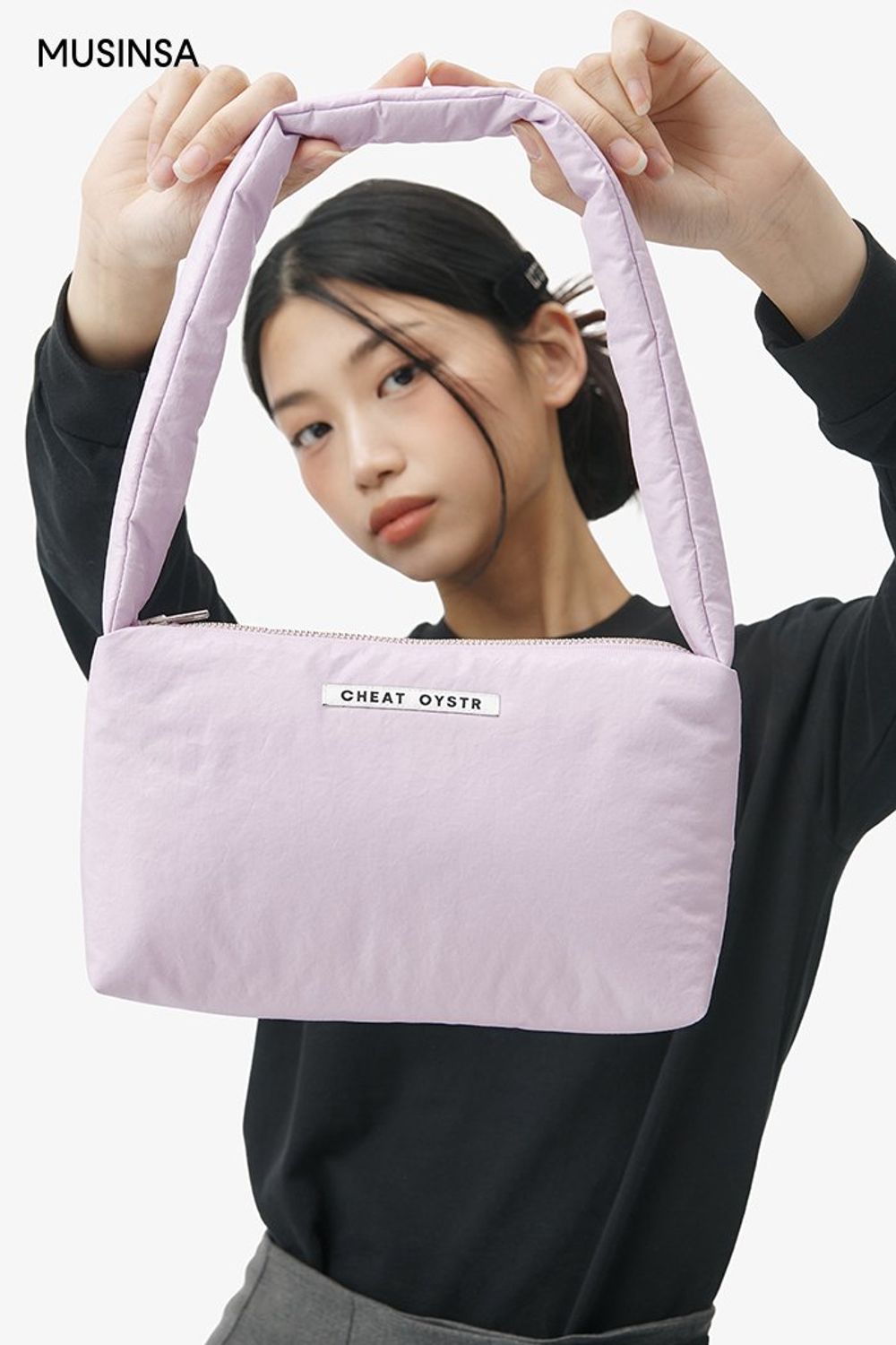 심벌 패턴이 돋보이는 패딩 점퍼와 미니스커트를 코디하고 토트백으로 포인트를 더한 걸리시 룩 #심볼 #컬러포인트 #모노톤 #여친룩 #플리츠 #크롭 #겨울 #걸리시 #패딩점퍼 #퍼부츠