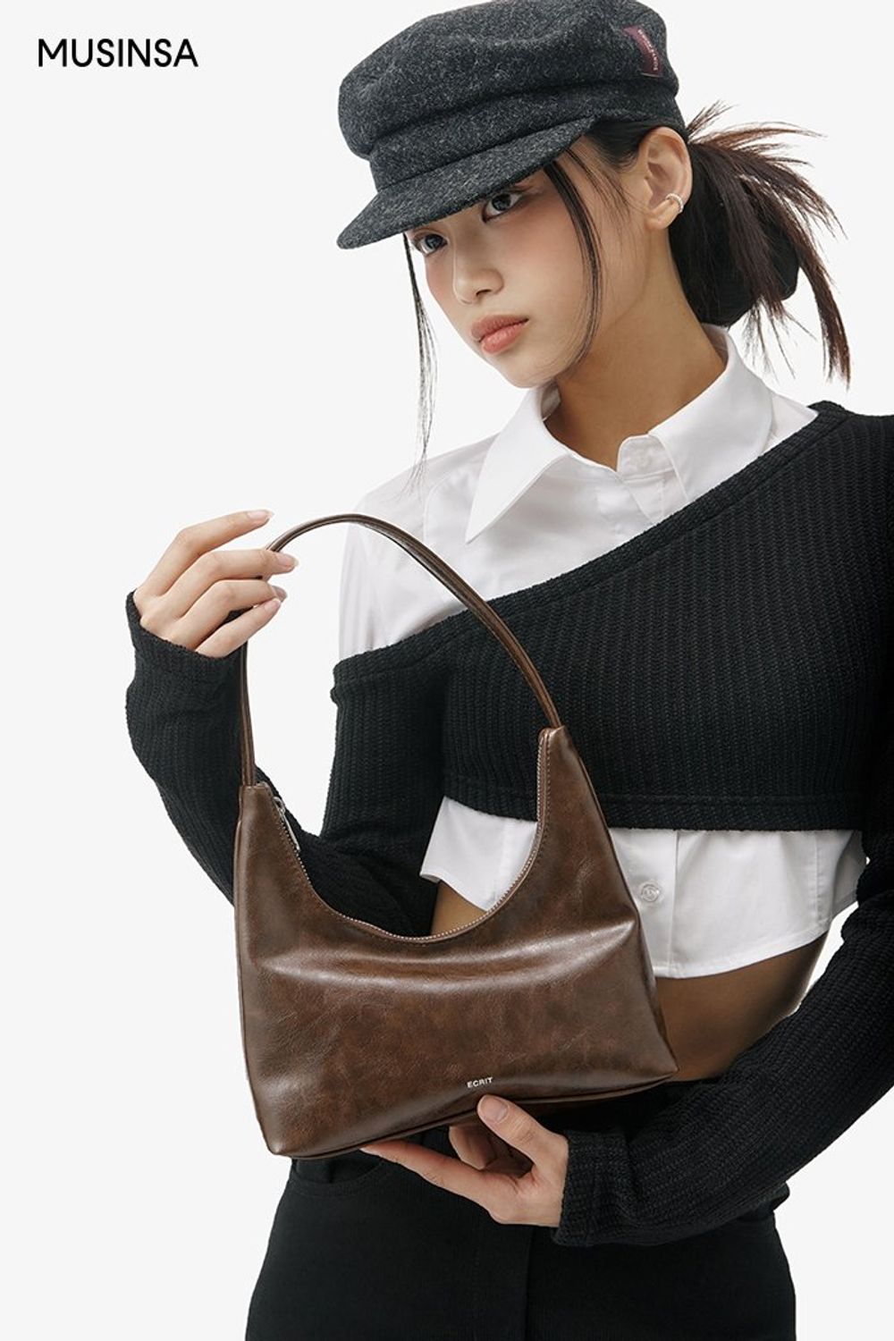 크롭 디자인의 셔츠와 니트를 레이어드한 후 부츠 컷 팬츠로 완성한 시크 룩 #부츠컷 #모노톤 #레이어드룩 #코듀로이 #슬릿 #크롭 #노카라 #언밸런스 #겨울 #시크