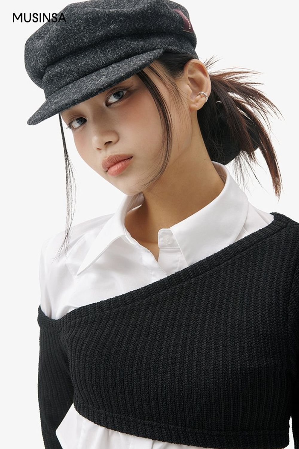 크롭 디자인의 셔츠와 니트를 레이어드한 후 부츠 컷 팬츠로 완성한 시크 룩 #부츠컷 #모노톤 #레이어드룩 #코듀로이 #슬릿 #크롭 #노카라 #언밸런스 #겨울 #시크