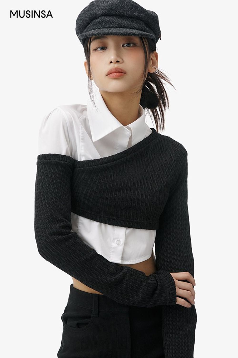 크롭 디자인의 셔츠와 니트를 레이어드한 후 부츠 컷 팬츠로 완성한 시크 룩 #부츠컷 #모노톤 #레이어드룩 #코듀로이 #슬릿 #크롭 #노카라 #언밸런스 #겨울 #시크