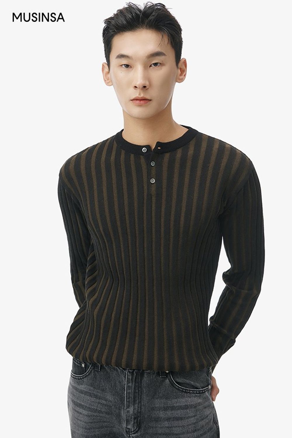 브라운 컬러 하프 코트에 헨리넥 니트와 데님 팬츠를 매치한 댄디 룩 #얼죽코 #뉴트럴톤 #헨리넥 #겨울 #댄디