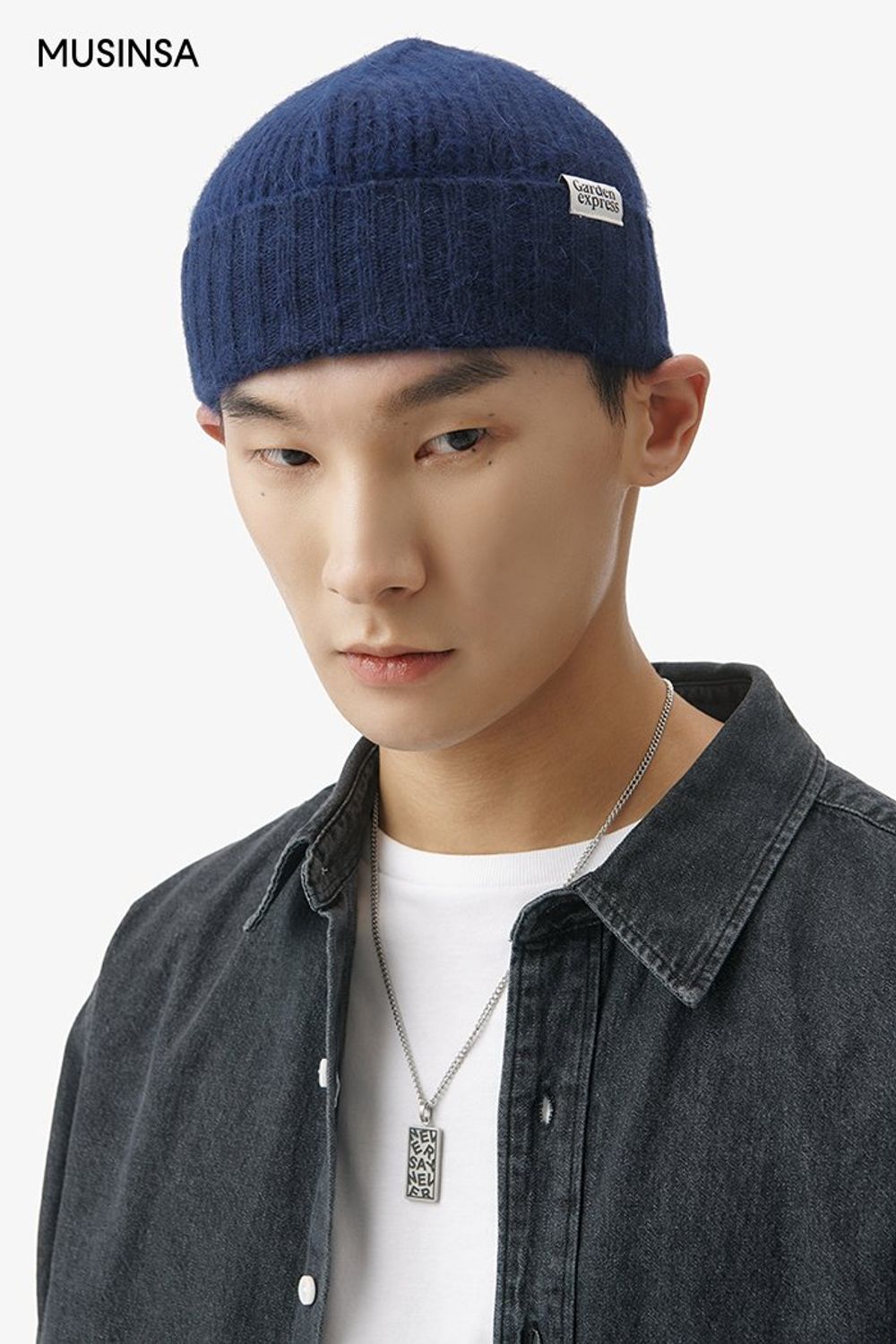 오버 핏 데님 셔츠에 스웨트 팬츠를 매치하고 나일론 소재 재킷을 걸쳐 마무리한 캐주얼 룩 #편안한 #레이어드룩 #원마일웨어 #핀턱 #겨울 #캐주얼