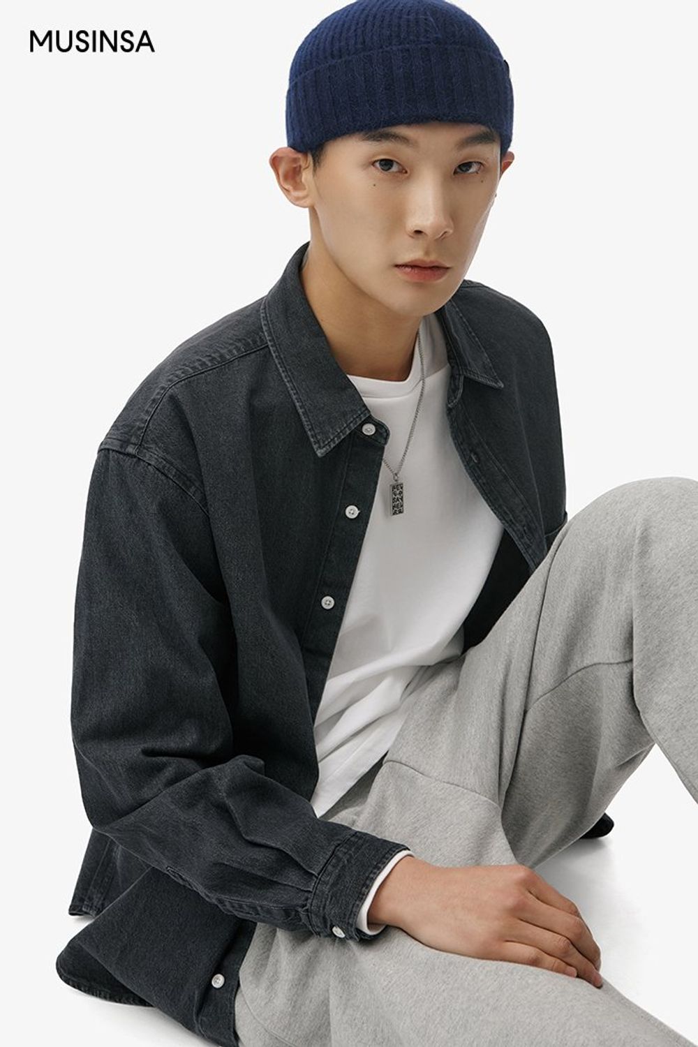 오버 핏 데님 셔츠에 스웨트 팬츠를 매치하고 나일론 소재 재킷을 걸쳐 마무리한 캐주얼 룩 #편안한 #레이어드룩 #원마일웨어 #핀턱 #겨울 #캐주얼