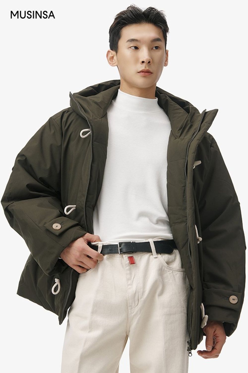 더플 디자인 숏 패딩에 터틀넥과 데님 팬츠를 매치한 캐주얼 룩 #꾸안꾸 #겨울 #캐주얼 #더플다운