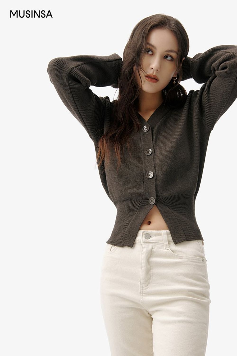 브이넥 카디건에 차분한 무드의 코트를 더해 완성한 로맨틱 룩 #데이트 #뉴트럴톤 #크롭 #겨울 #로맨틱 #웨스턴부츠 #스웨이드백