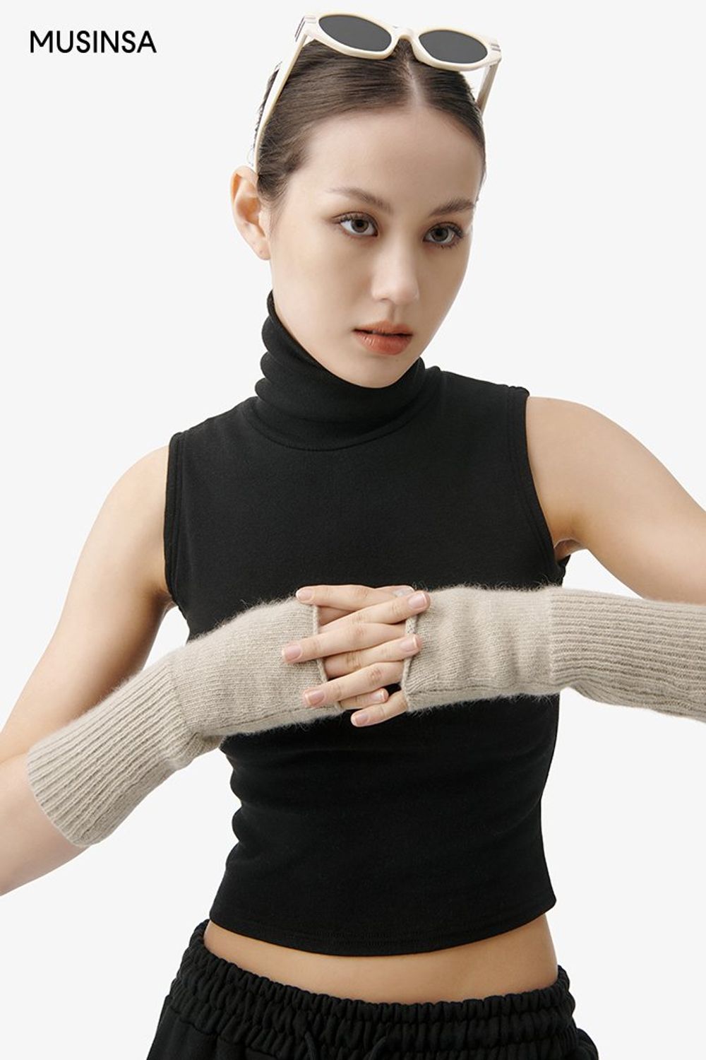 빈티지한 후드 집업에 스웨트 팬츠를 매치하고 선글라스로 포인트를 준 스트릿 룩 #모노톤 #컬러블록 #키높이 #겨울 #스트릿