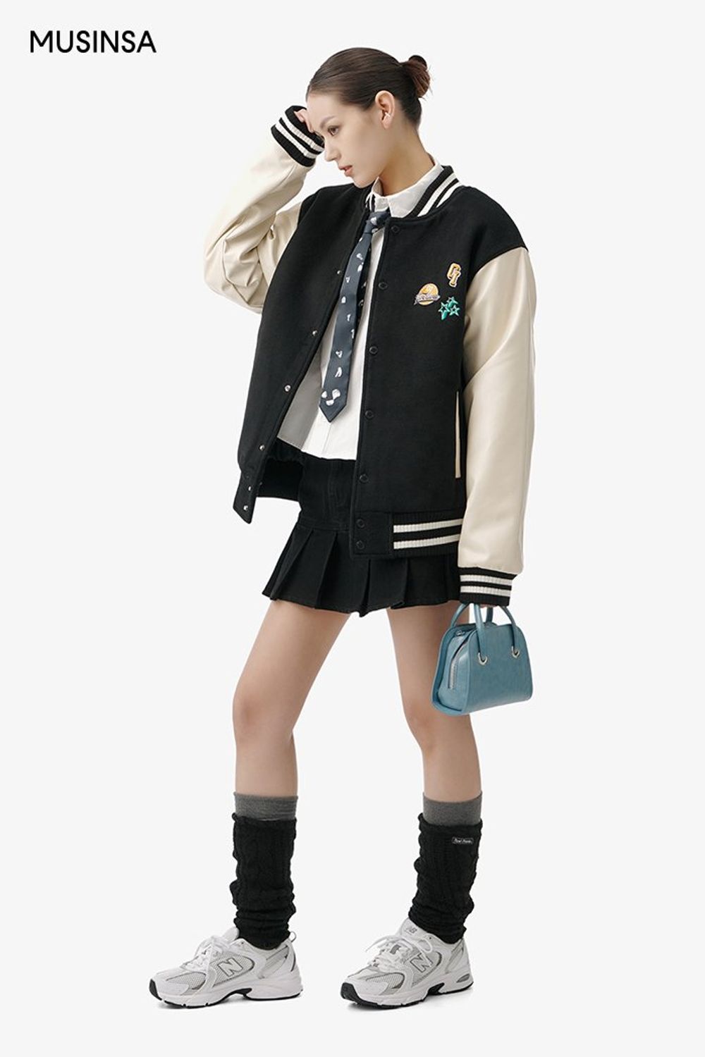 넥타이를 더한 셔츠에 플리츠스커트를 매치하고 스타디움 재킷으로 완성한 걸리시 룩 #심볼 #컬러블록 #하이틴룩 #짧치 #여친룩 #키높이 #플리츠 #겨울 #걸리시