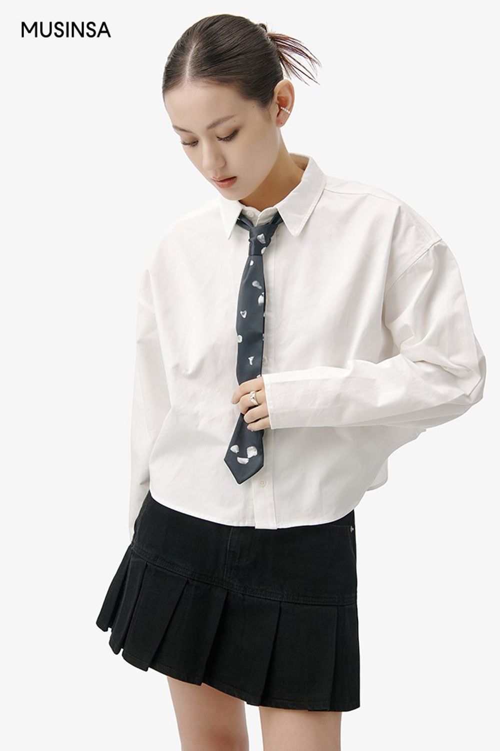 넥타이를 더한 셔츠에 플리츠스커트를 매치하고 스타디움 재킷으로 완성한 걸리시 룩 #심볼 #컬러블록 #하이틴룩 #짧치 #여친룩 #키높이 #플리츠 #겨울 #걸리시
