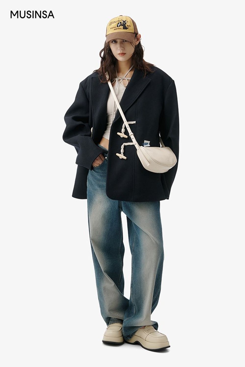 오버 핏의 코트와 워싱 데님 팬츠의 조합이 돋보이는 캐주얼 룩 #오버핏 #와이드핏 #컬러블록 #키높이 #크롭 #겨울 #캐주얼 #그래픽볼캡