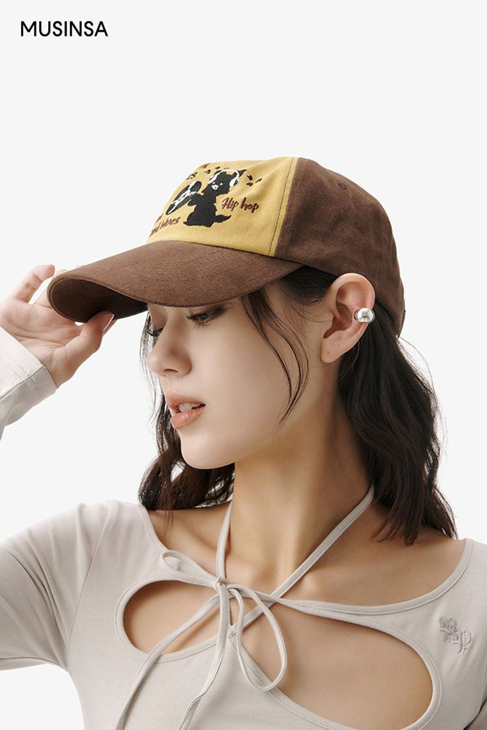 오버 핏의 코트와 워싱 데님 팬츠의 조합이 돋보이는 캐주얼 룩 #오버핏 #와이드핏 #컬러블록 #키높이 #크롭 #겨울 #캐주얼 #그래픽볼캡