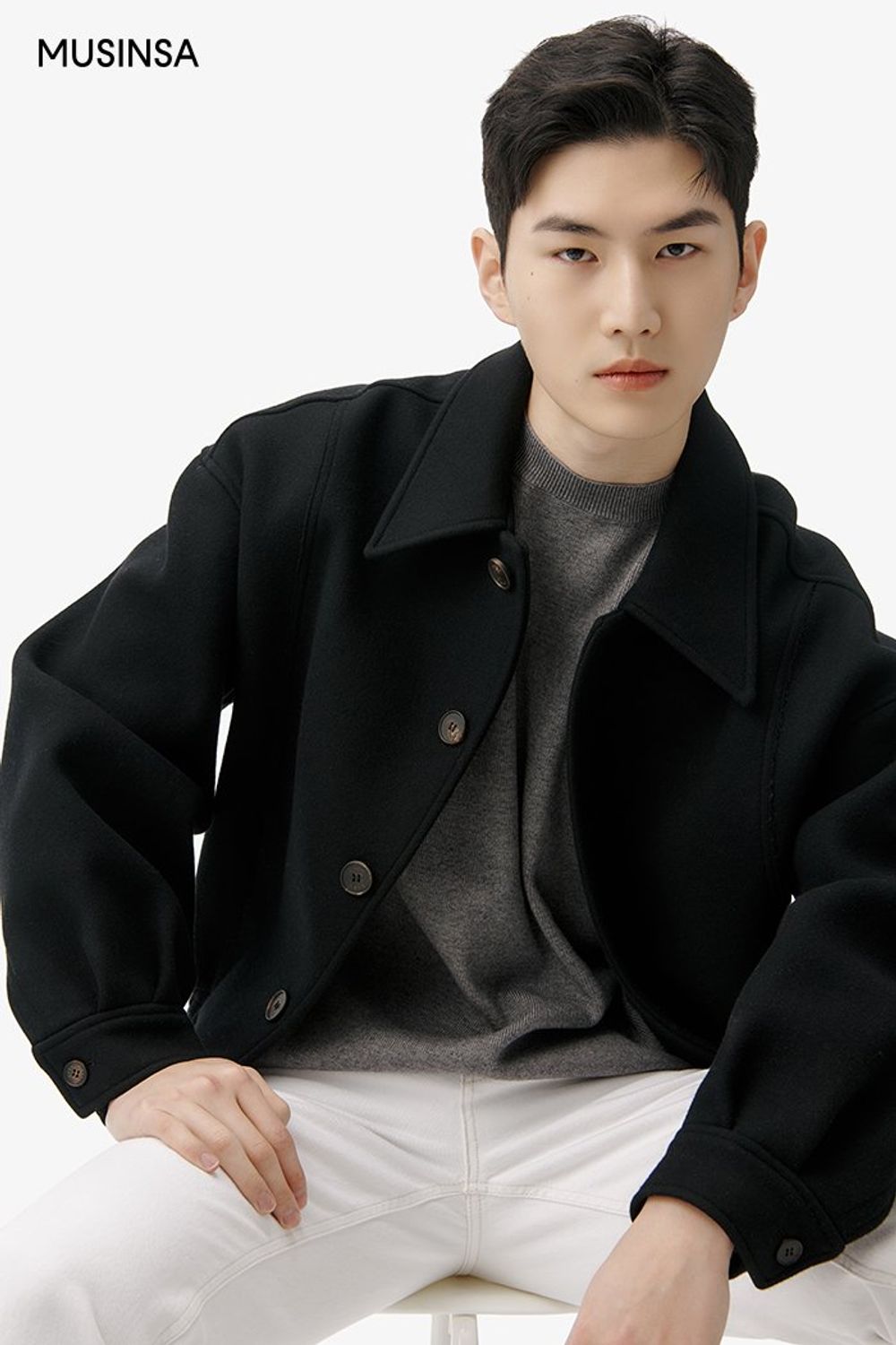 베이식한 디자인의 니트에 데님 팬츠를 매치하고 오버 핏 블루종을 걸쳐 마무리한 댄디 룩 #데이트 #테이퍼드핏 #겨울 #댄디
