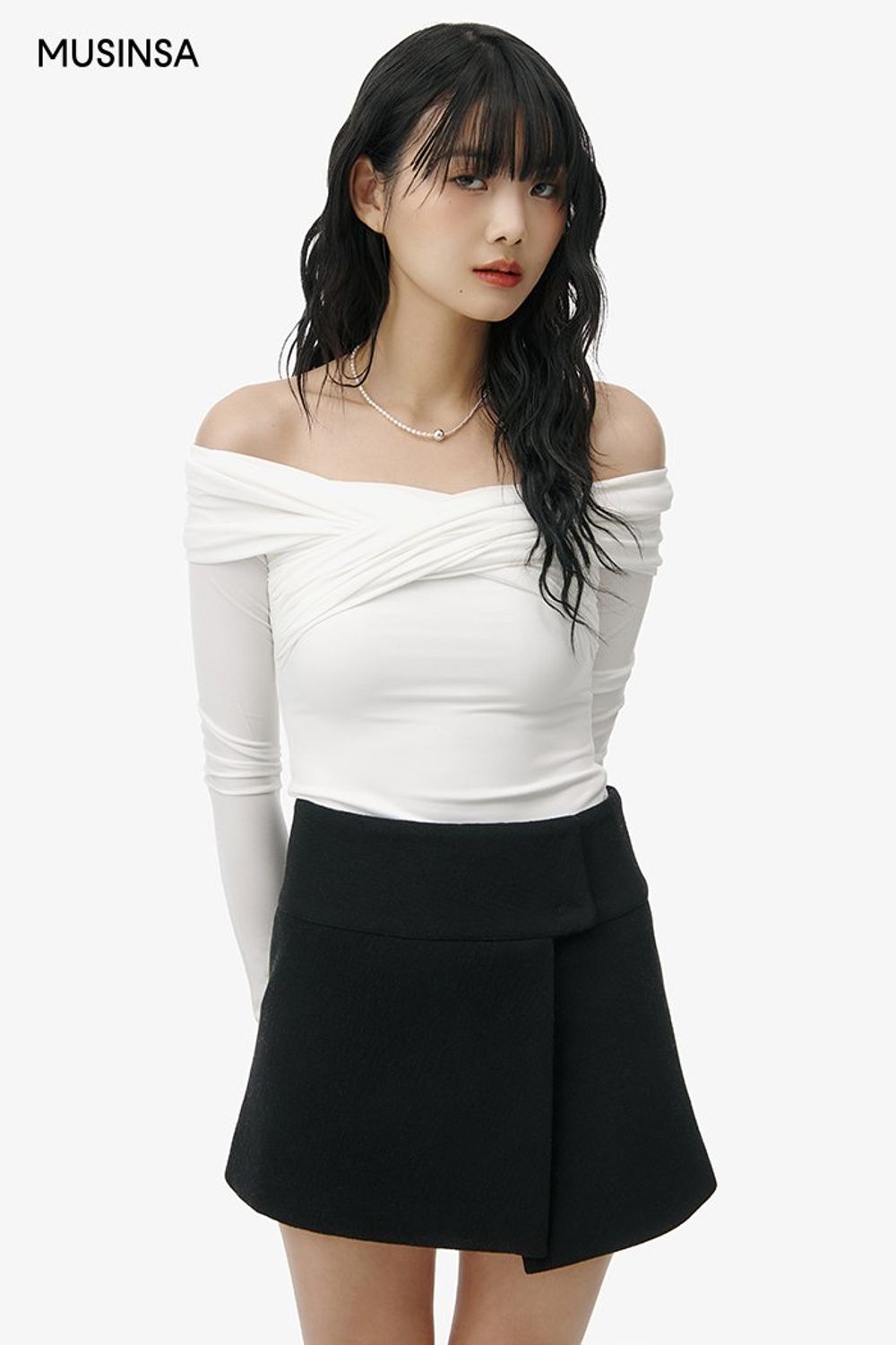 오프숄더 티셔츠와 미니스커트를 연출하고 싱글 코트로 마무리한 로맨틱 코디네이션 #파스텔 #짧치 #데이트 #오프숄더 #랩스타일 #겨울 #로맨틱 #싱글코트