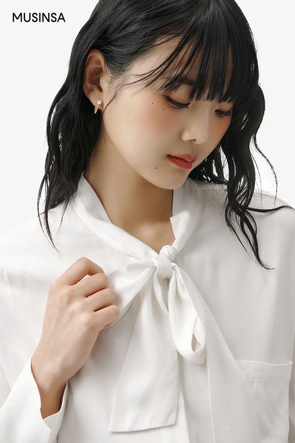 깔끔한 디자인의 트위드 재킷과 블라우스, 롱스커트로 연출한 로맨틱 코디 #모노톤 #트위드 #하객 #슬릿 #핀턱 #겨울 #로맨틱 #웨스턴부츠