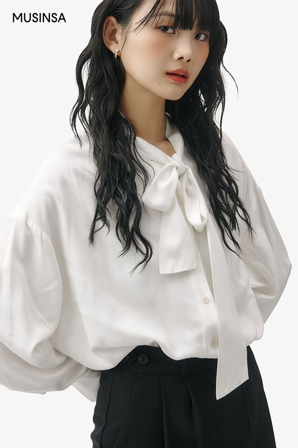 깔끔한 디자인의 트위드 재킷과 블라우스, 롱스커트로 연출한 로맨틱 코디 #모노톤 #트위드 #하객 #슬릿 #핀턱 #겨울 #로맨틱 #웨스턴부츠